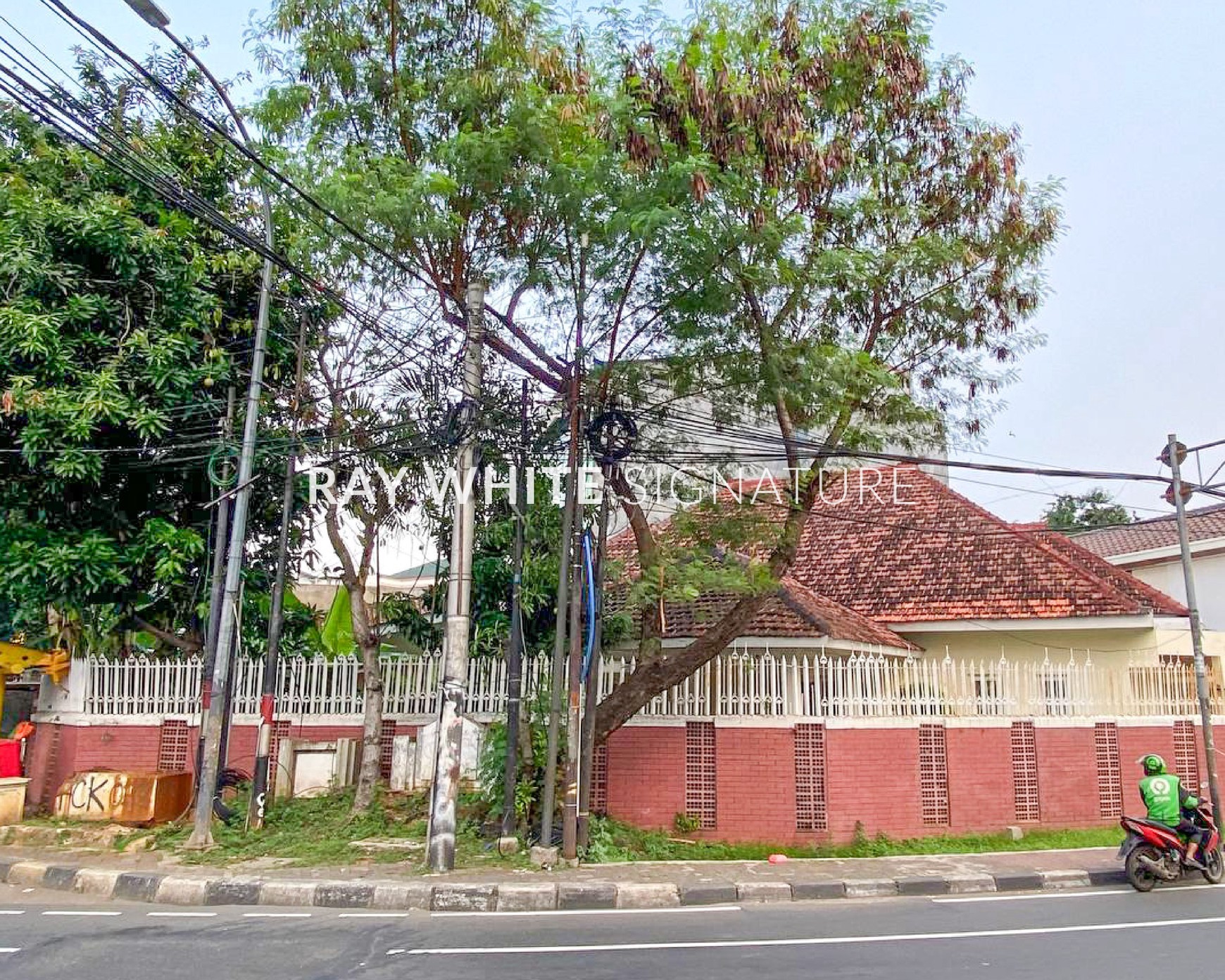 Dijual Rumah Lama Hitung Tanah Area Komersil Di Proklamasi Menteng
