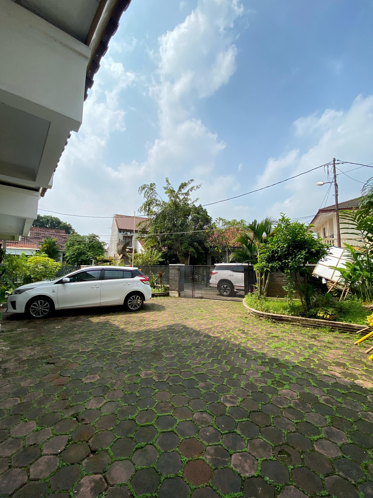 Rumah Halaman Luas Banget dalam Komplek Cinere - Harga Nego