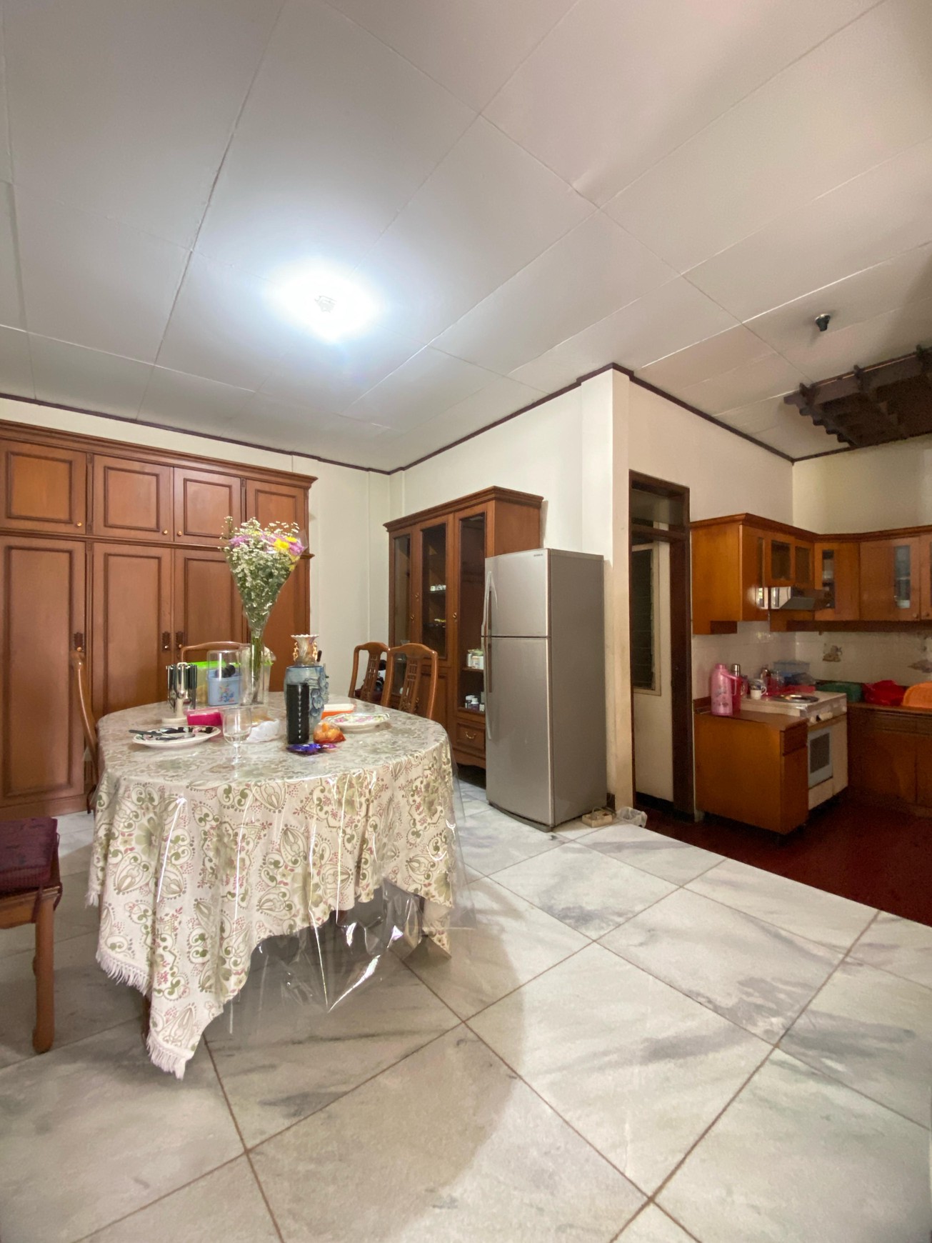 Rumah Halaman Luas Banget dalam Komplek Cinere - Harga Nego