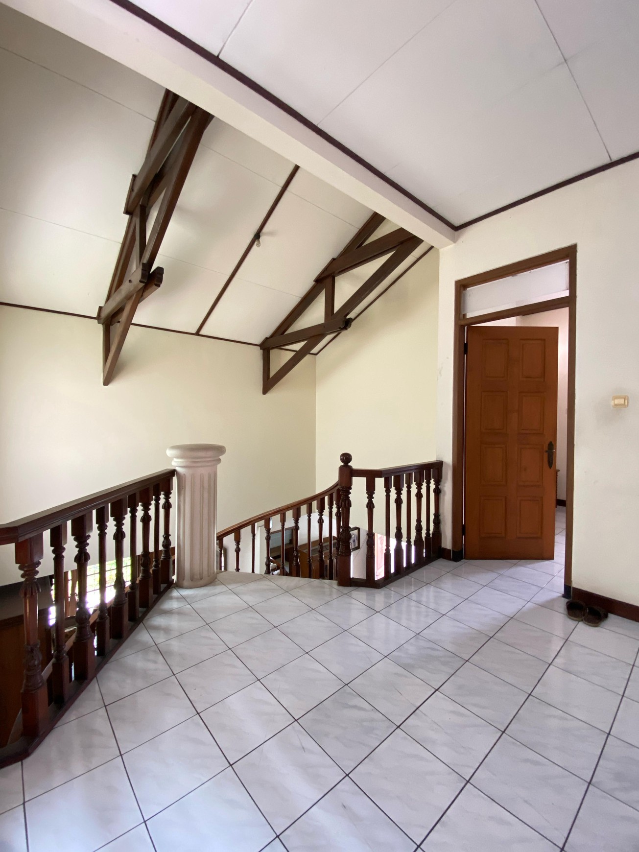 Rumah Halaman Luas Banget dalam Komplek Cinere - Harga Nego