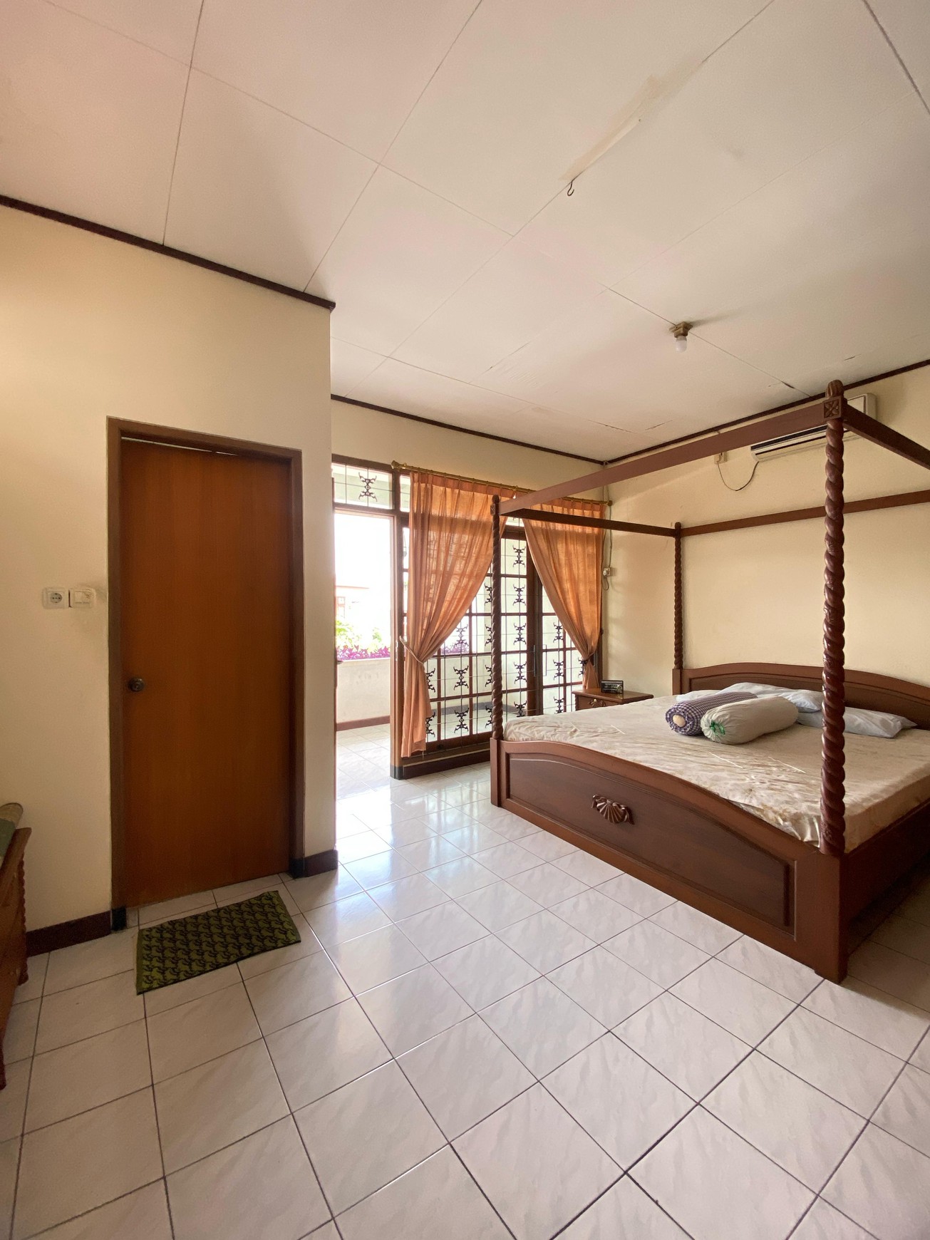 Rumah Halaman Luas Banget dalam Komplek Cinere - Harga Nego