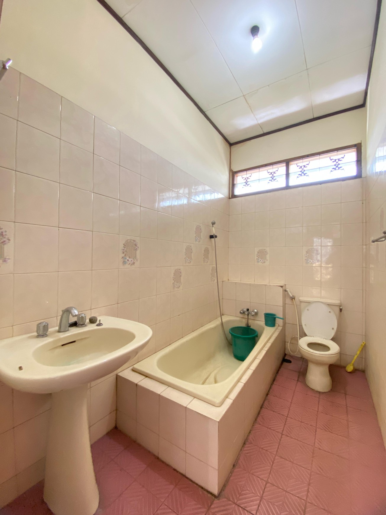 Rumah Halaman Luas Banget dalam Komplek Cinere - Harga Nego