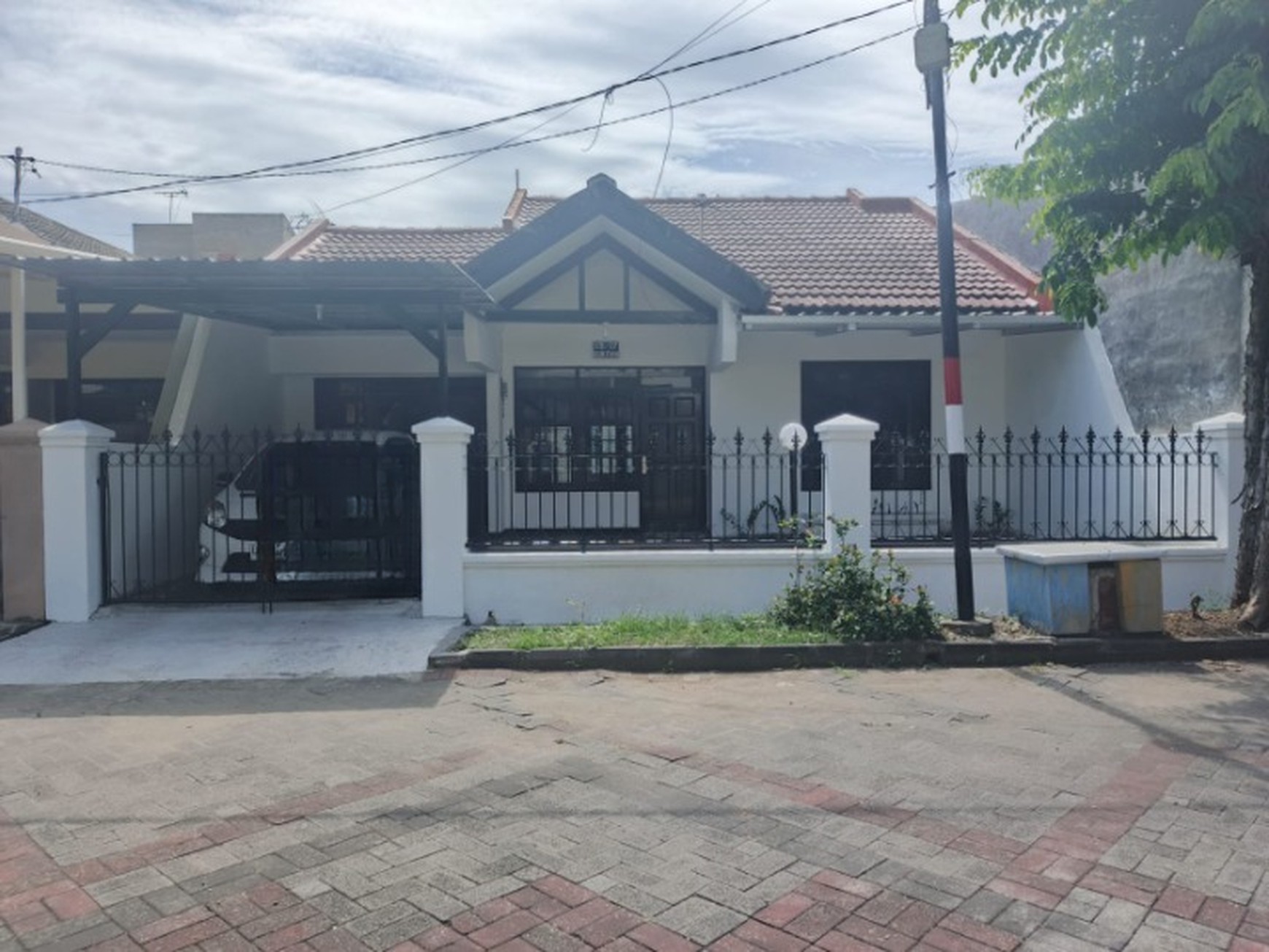Disewakan Rumah Siap Huni Lokasi Di Klampis Anom Surabaya