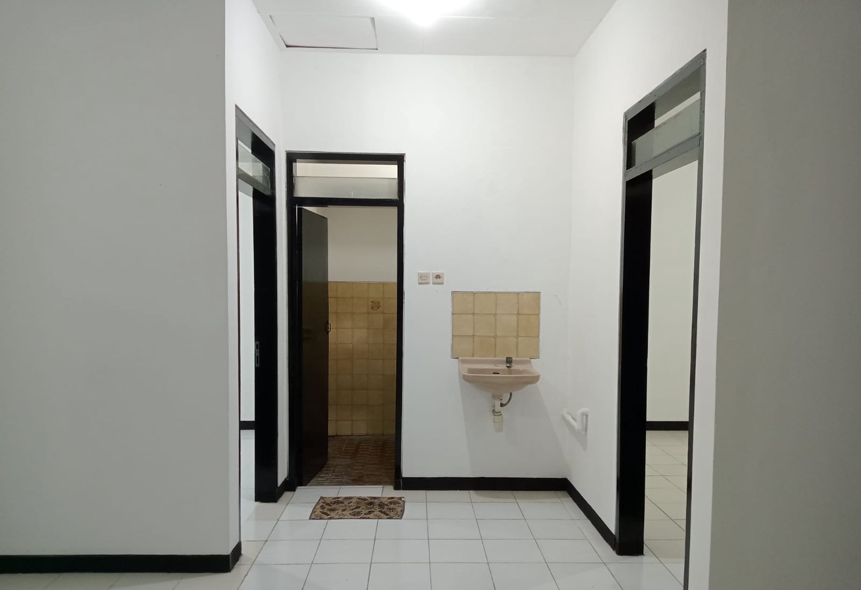 Disewakan Rumah Siap Huni Lokasi Di Klampis Anom Surabaya