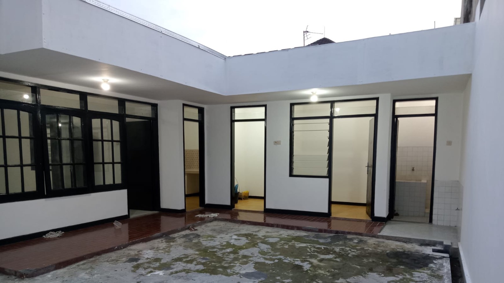 Disewakan Rumah Siap Huni Lokasi Di Klampis Anom Surabaya