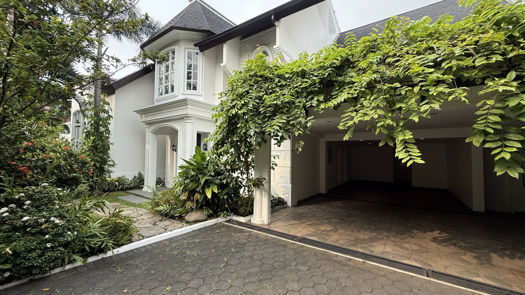 BIG AND BEAUTIFUL HOUSE AT KEMANG AREA