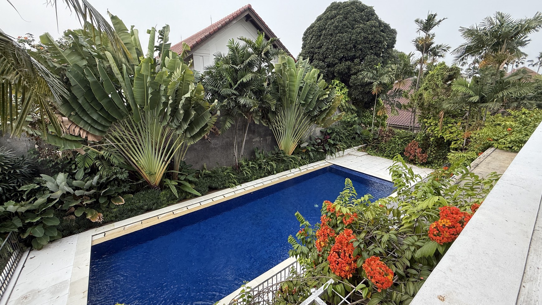 RUMAH MEWAH DALAM COMPOUND DI KEMANG AREA