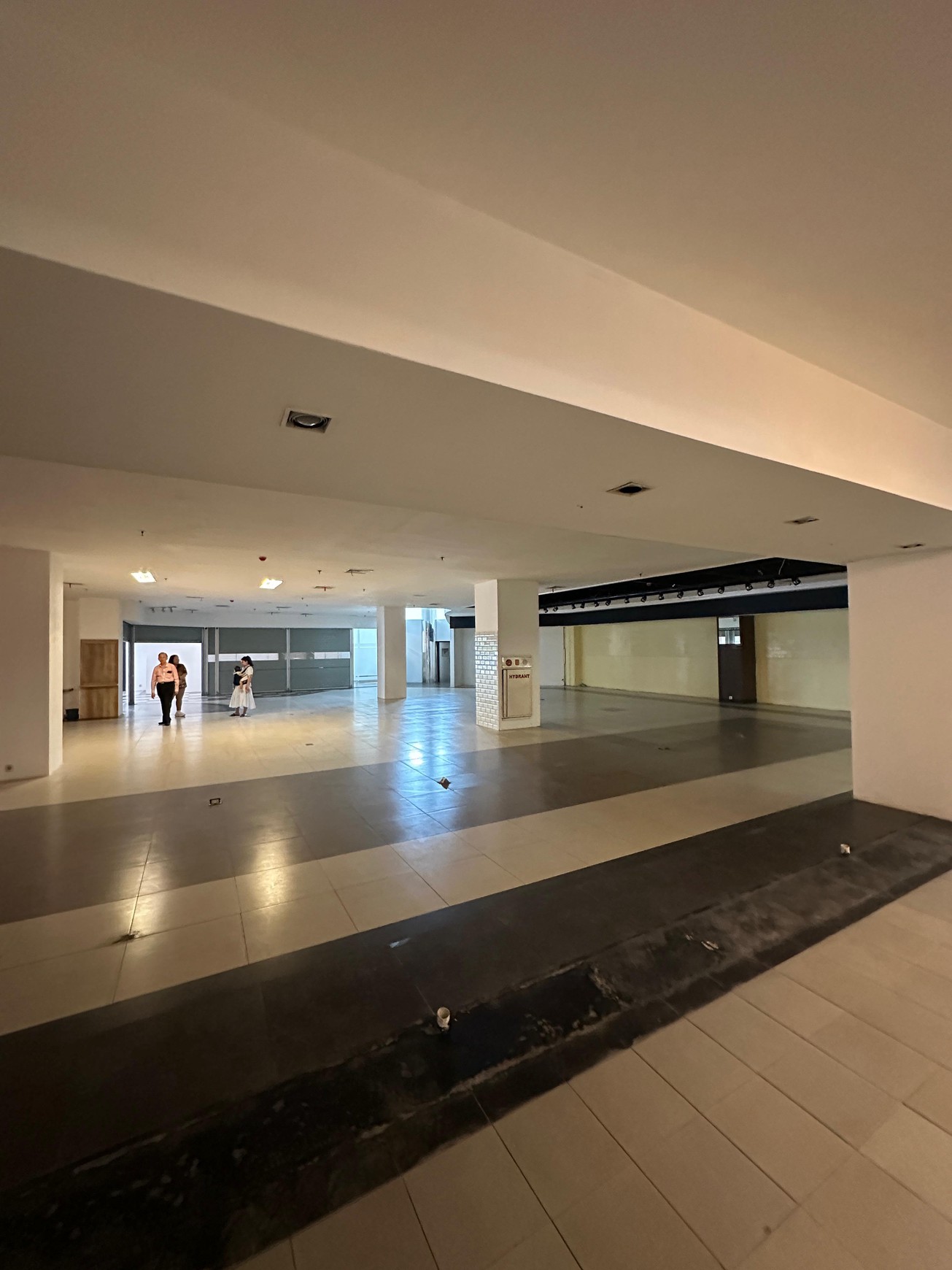Gedung 4 lantai + RoofTop ex FoodHall di sisi Tol KebonJeruk, Jl raya Perjuangan, KebonJeruk Jakarta Barat
