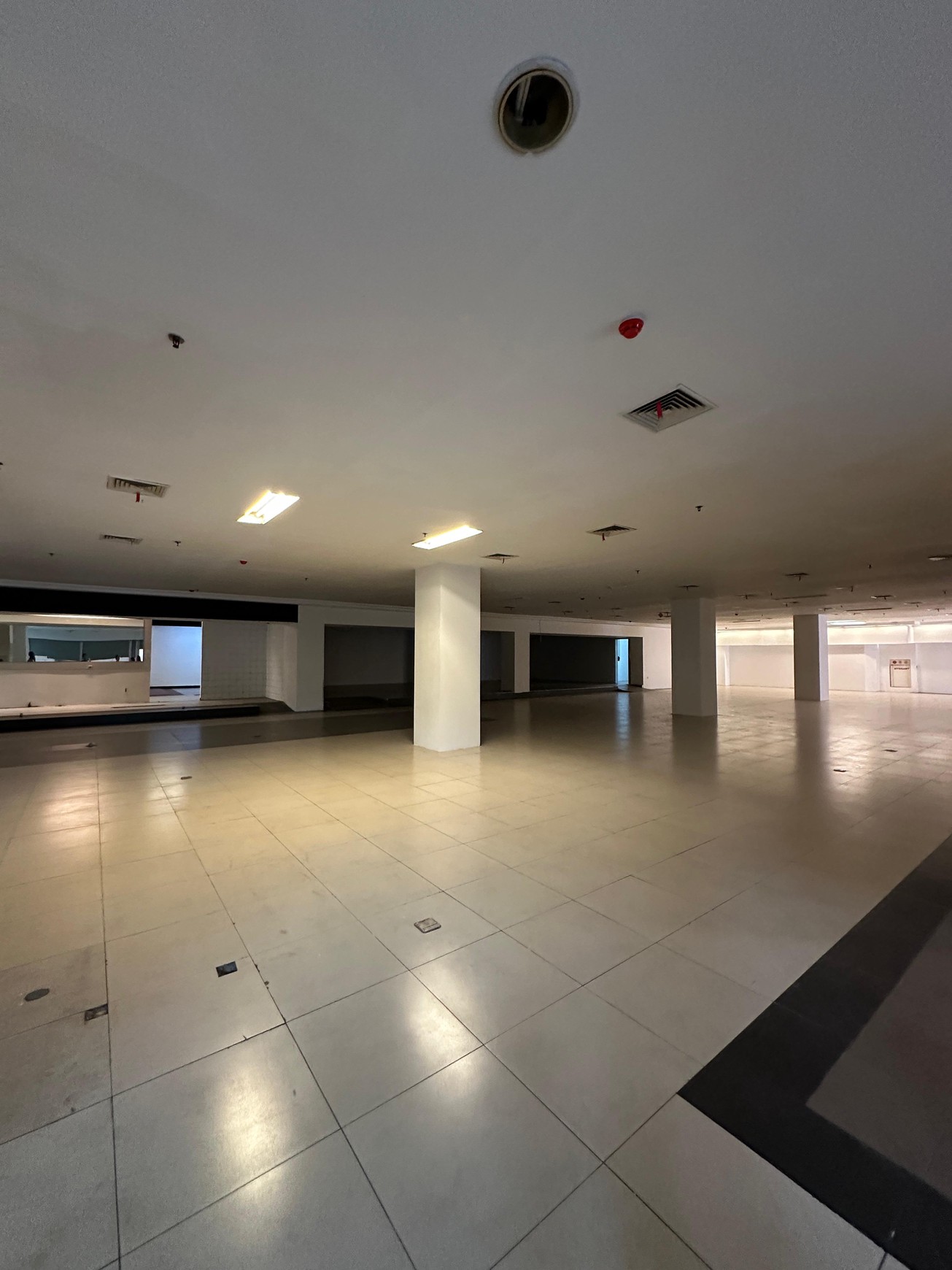 Gedung 4 lantai + RoofTop ex FoodHall di sisi Tol KebonJeruk, Jl raya Perjuangan, KebonJeruk Jakarta Barat