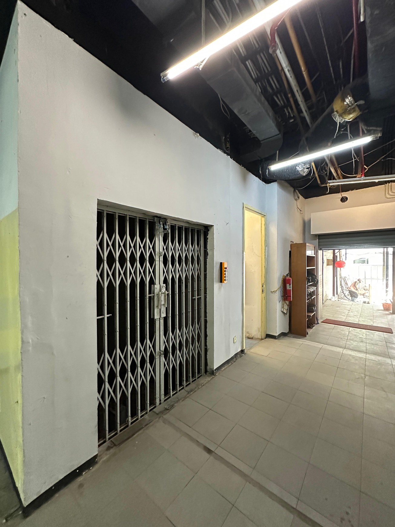 Gedung 4 lantai + RoofTop ex FoodHall di sisi Tol KebonJeruk, Jl raya Perjuangan, KebonJeruk Jakarta Barat