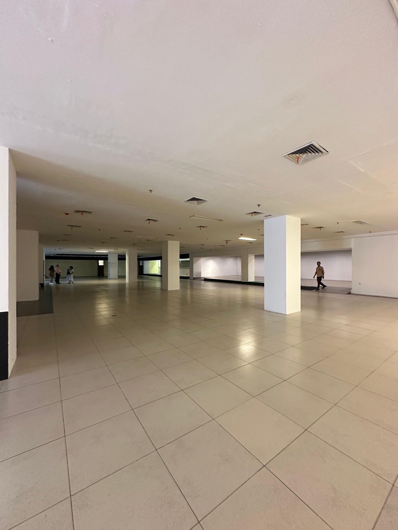 Gedung 4 lantai + RoofTop ex FoodHall di sisi Tol KebonJeruk, Jl raya Perjuangan, KebonJeruk Jakarta Barat