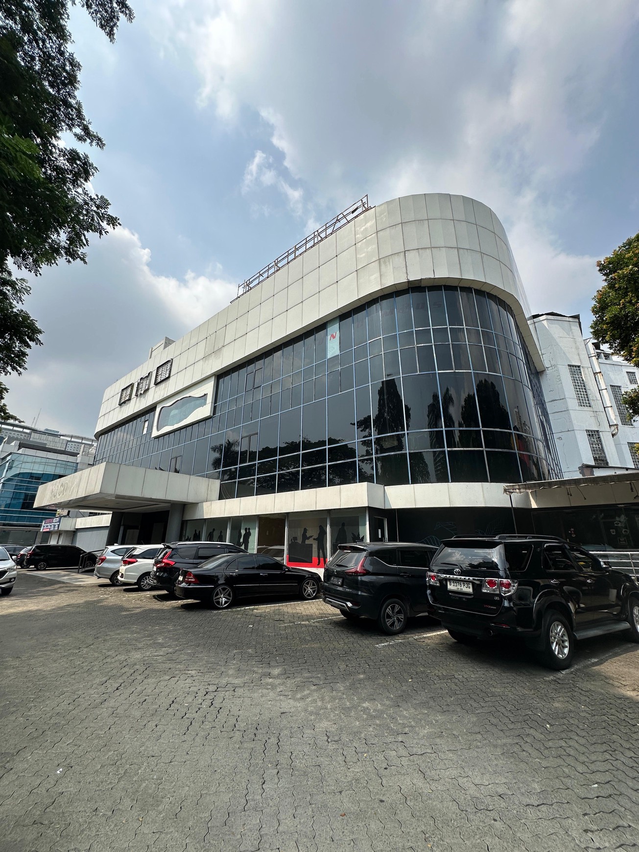 Gedung 4 lantai + RoofTop ex FoodHall di sisi Tol KebonJeruk, Jl raya Perjuangan, KebonJeruk Jakarta Barat