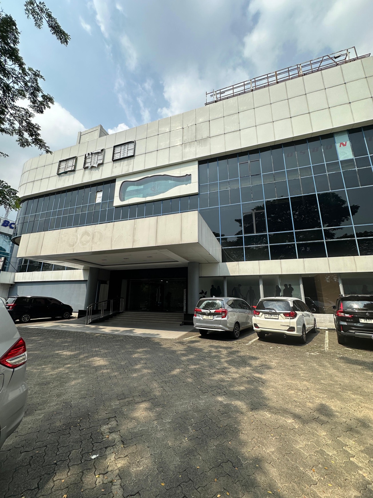 Gedung 4 lantai + RoofTop ex FoodHall di sisi Tol KebonJeruk, Jl raya Perjuangan, KebonJeruk Jakarta Barat