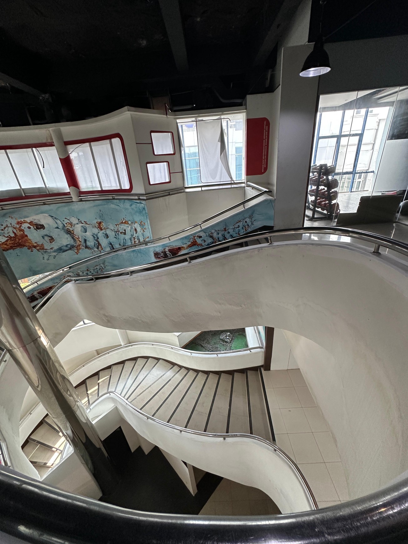 Gedung 4 lantai + RoofTop ex FoodHall di sisi Tol KebonJeruk, Jl raya Perjuangan, KebonJeruk Jakarta Barat