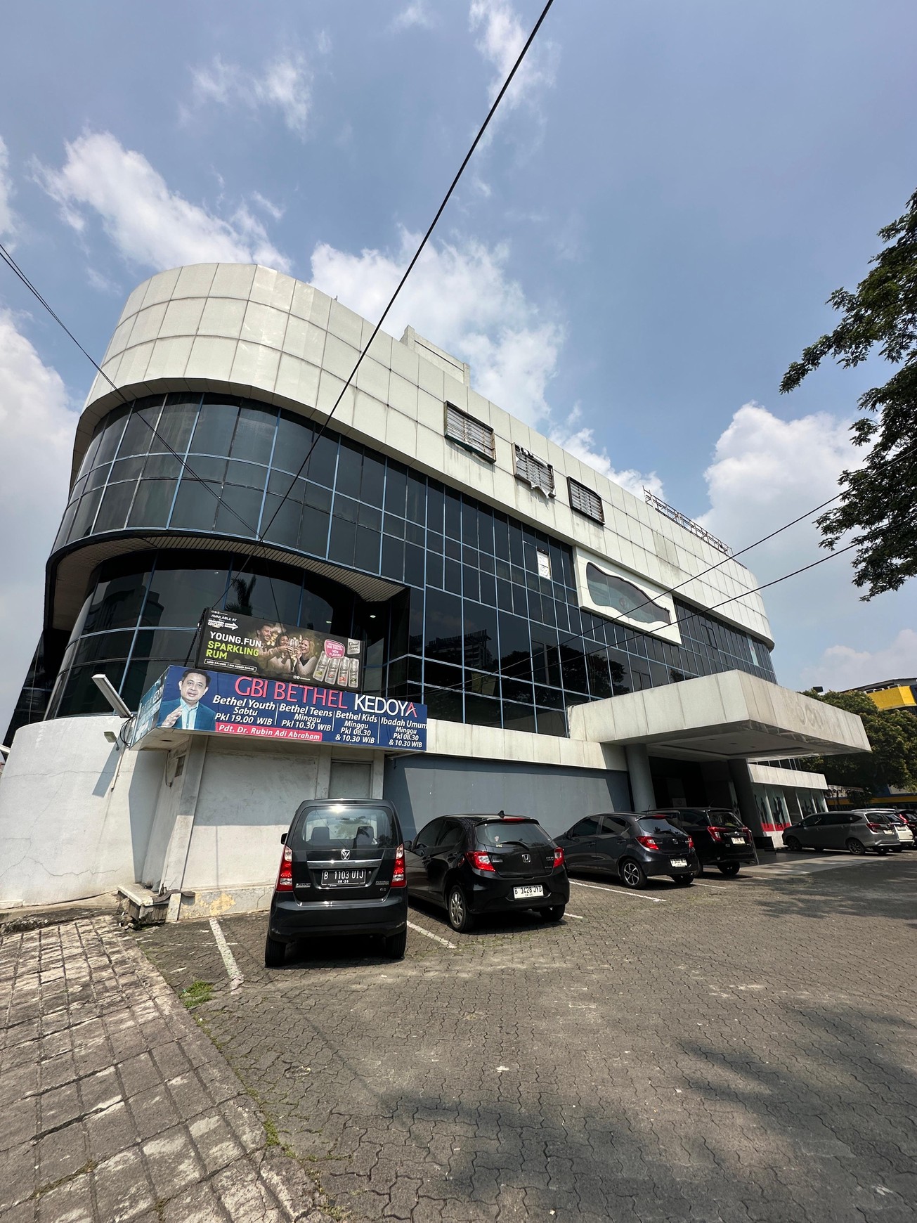 Gedung 4 lantai + RoofTop ex FoodHall di sisi Tol KebonJeruk, Jl raya Perjuangan, KebonJeruk Jakarta Barat