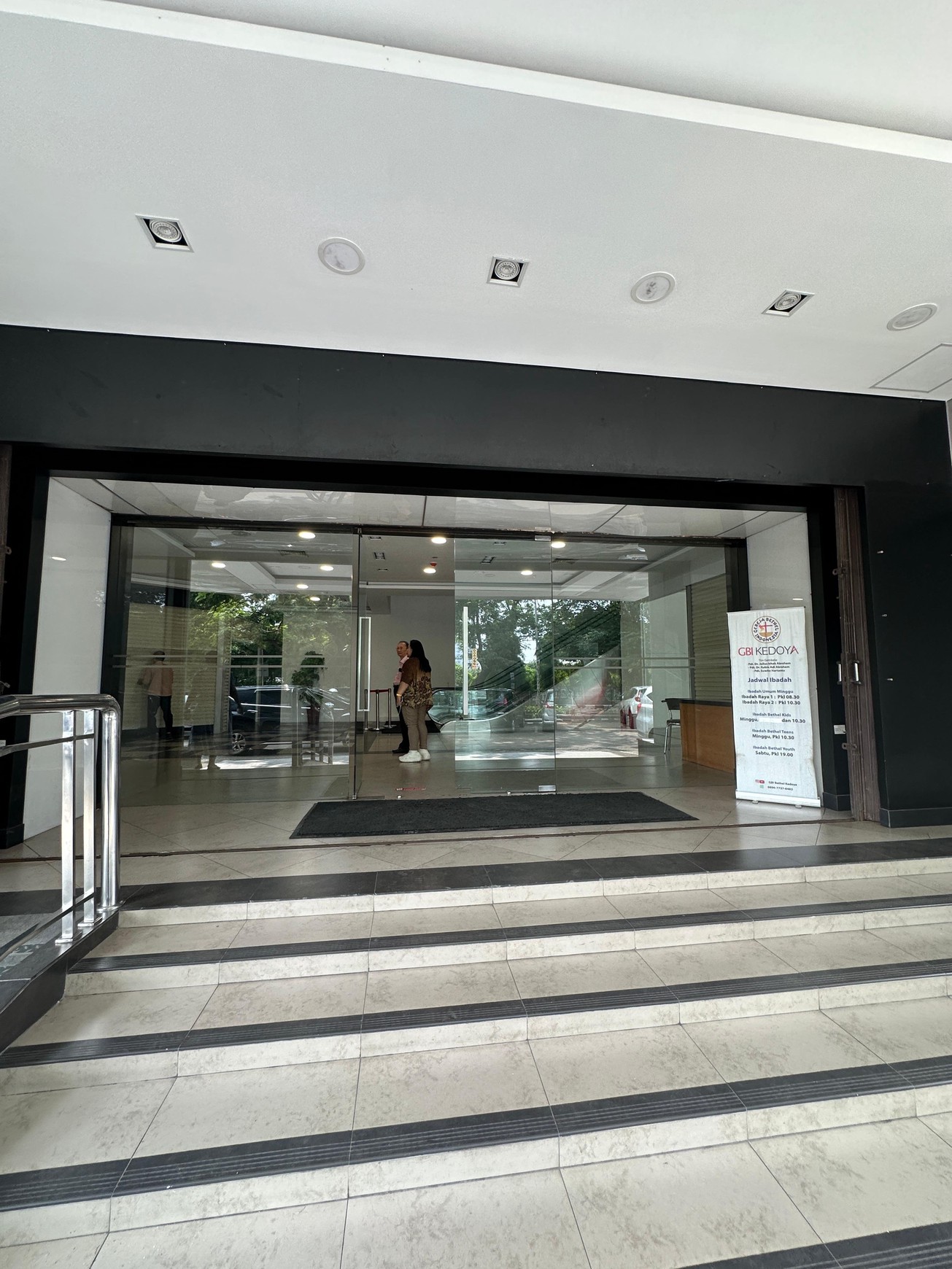 Gedung 4 lantai + RoofTop ex FoodHall di sisi Tol KebonJeruk, Jl raya Perjuangan, KebonJeruk Jakarta Barat
