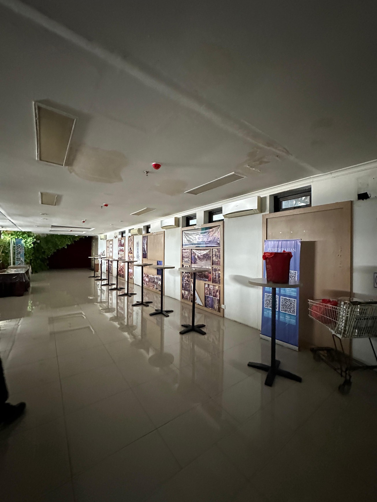 Gedung 4 lantai + RoofTop ex FoodHall di sisi Tol KebonJeruk, Jl raya Perjuangan, KebonJeruk Jakarta Barat