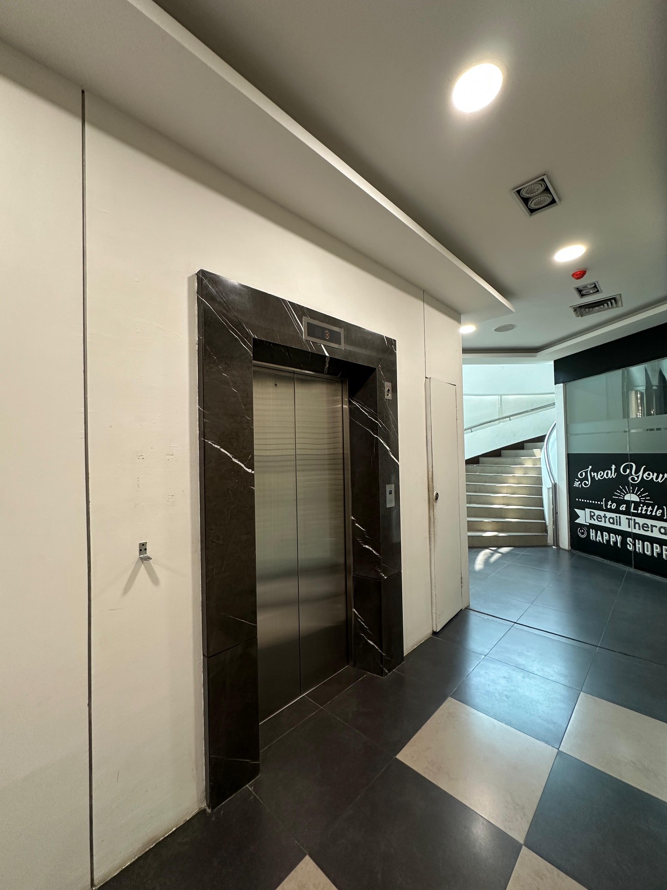 Gedung 4 lantai + RoofTop ex FoodHall di sisi Tol KebonJeruk, Jl raya Perjuangan, KebonJeruk Jakarta Barat
