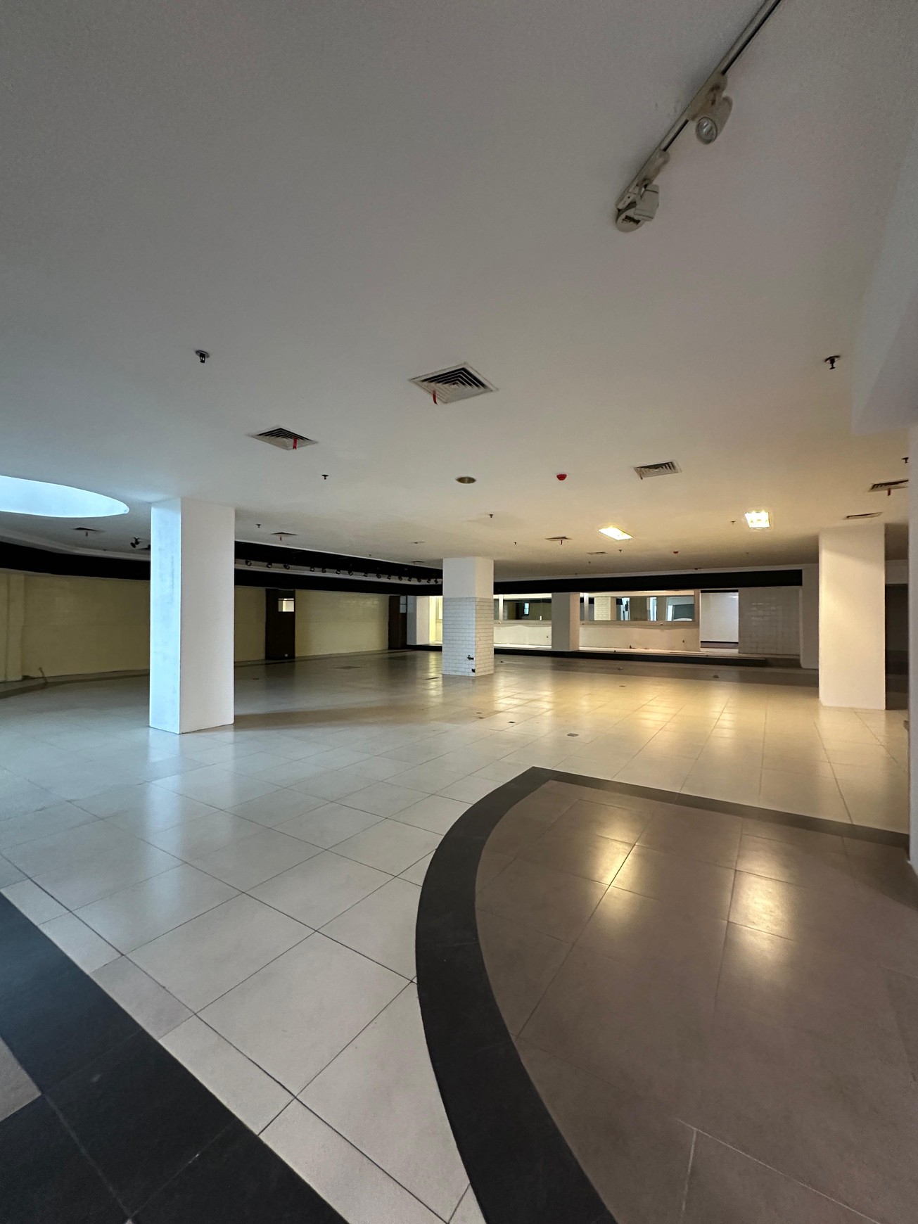Gedung 4 lantai + RoofTop ex FoodHall di sisi Tol KebonJeruk, Jl raya Perjuangan, KebonJeruk Jakarta Barat