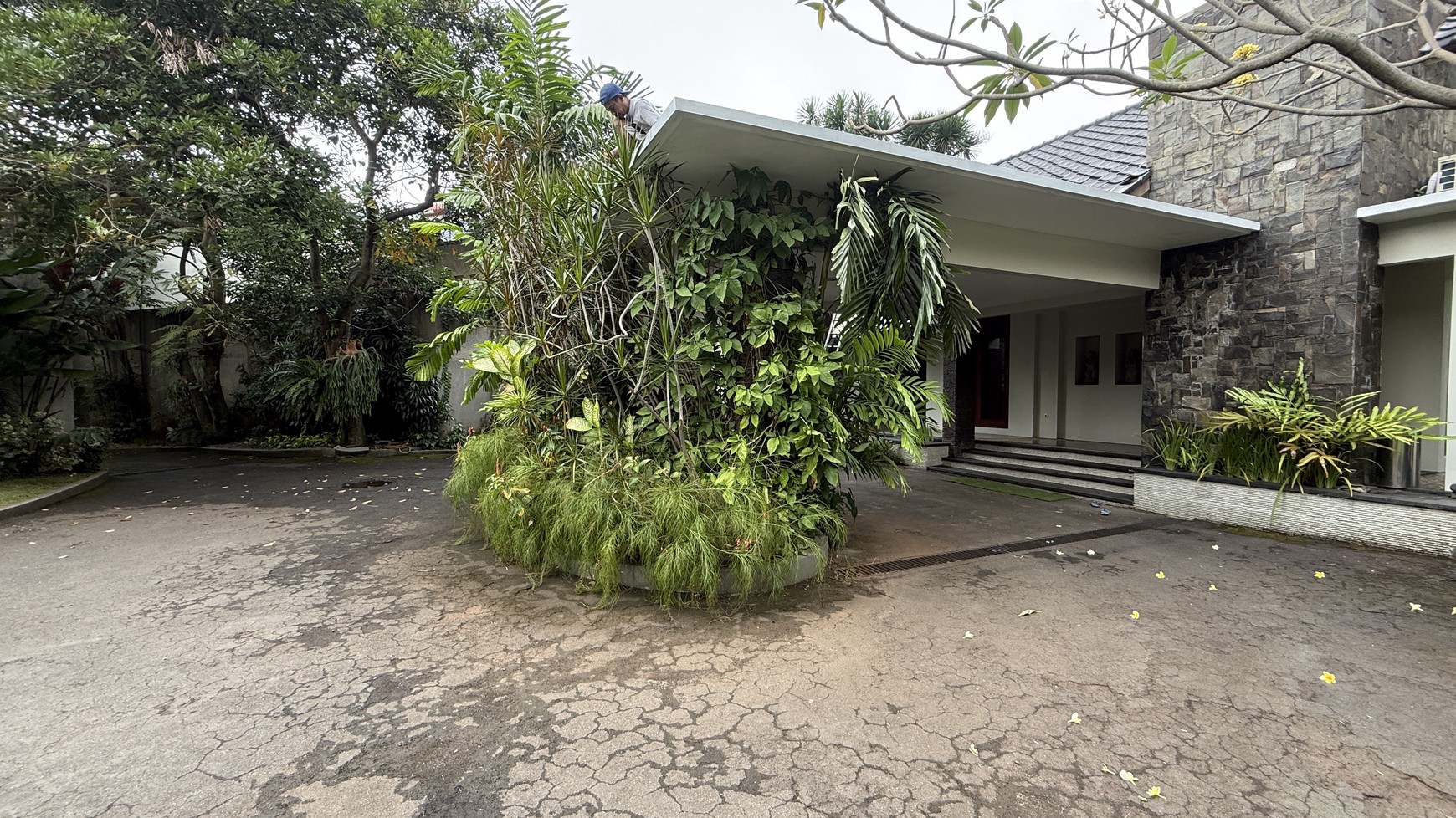 BIG AND BEAUTIFUL HOUSE AT CIPETE AREA