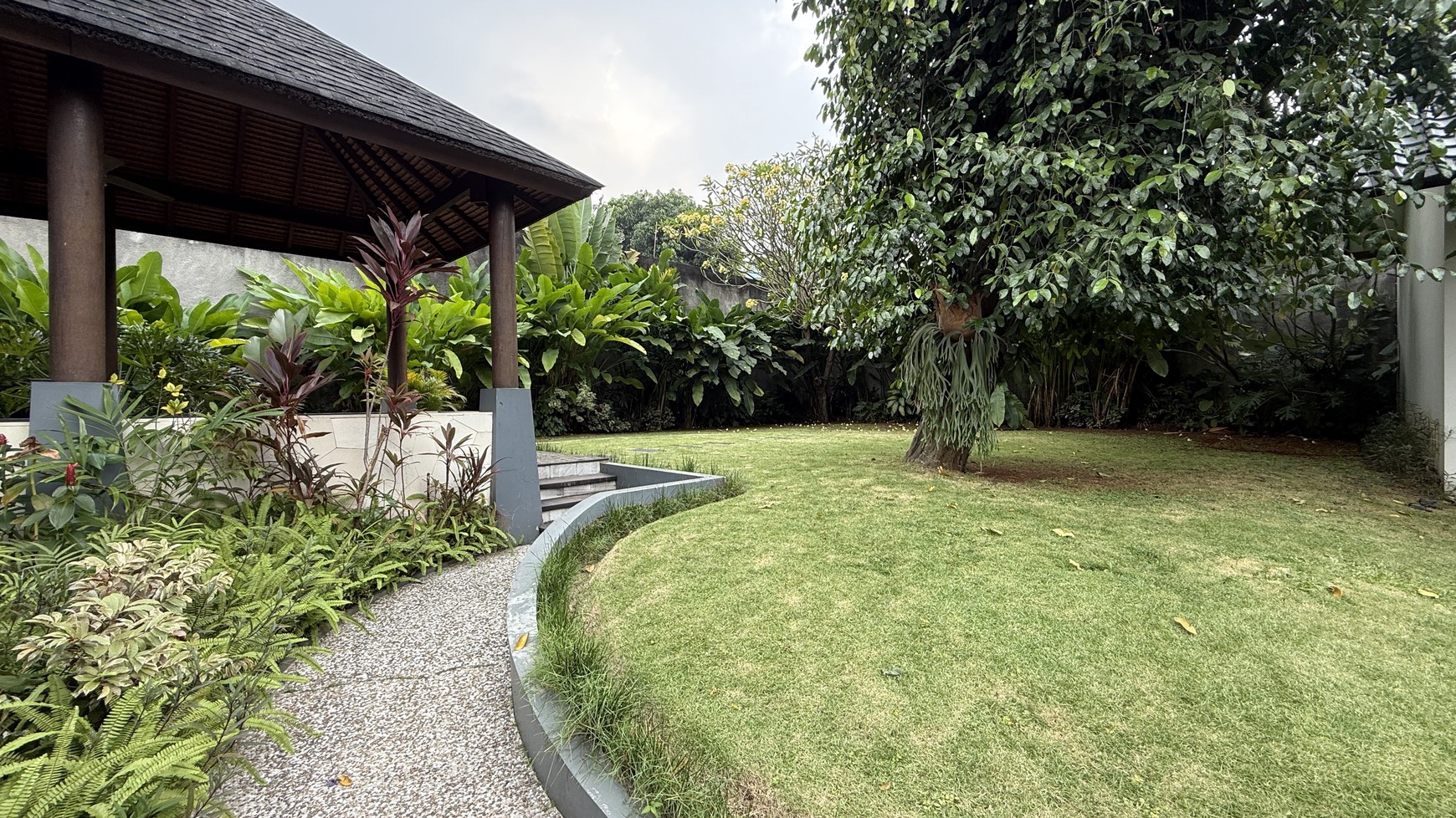 BIG AND BEAUTIFUL HOUSE AT CIPETE AREA