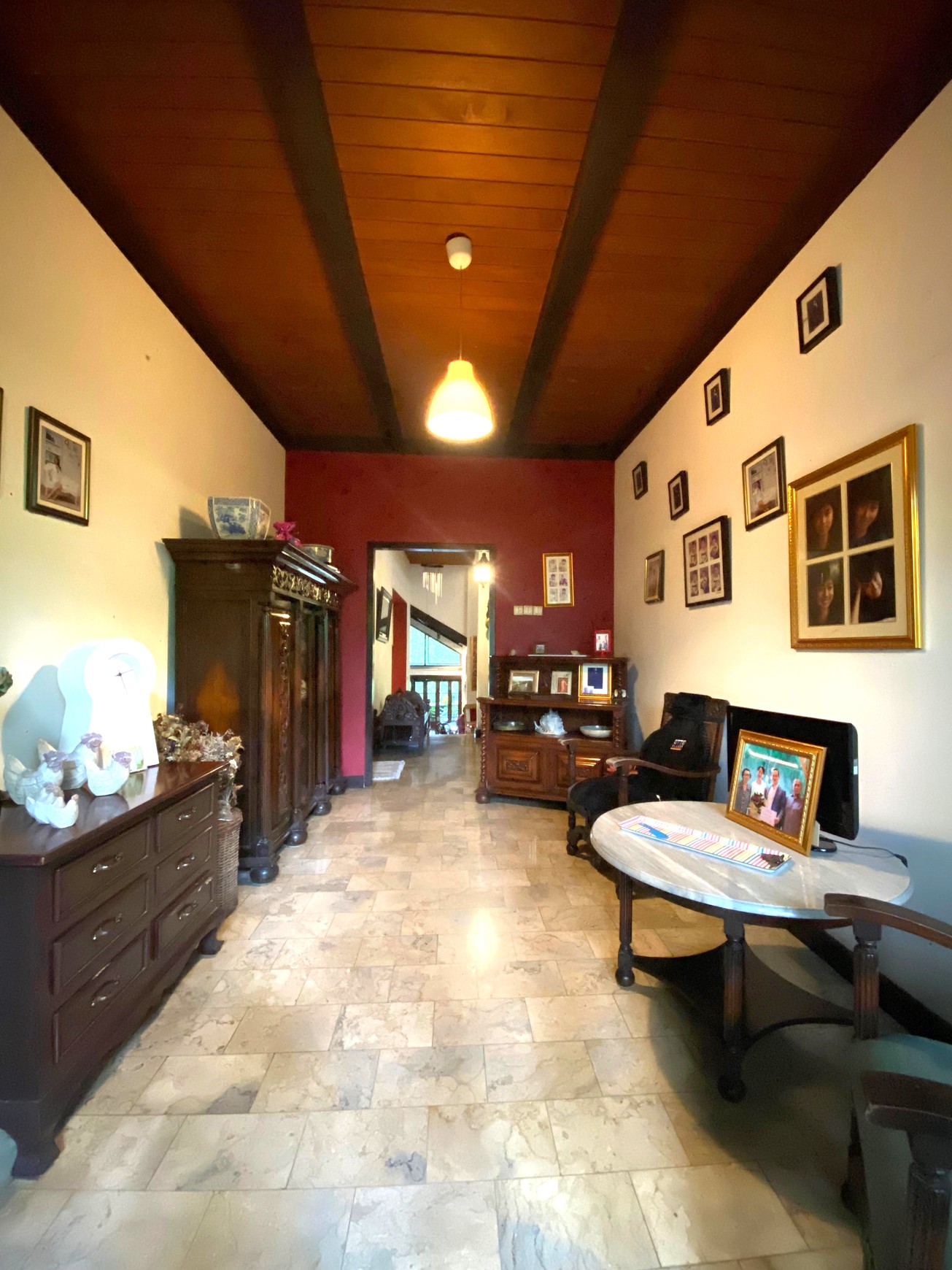 Rumah Nuansa Villa Semi Tropis 2 Lantai Halaman Luas Siap Huni