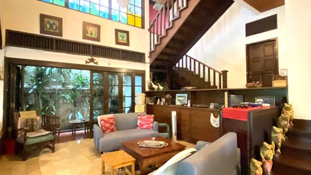 Rumah Nuansa Villa Semi Tropis 2 Lantai Halaman Luas Siap Huni