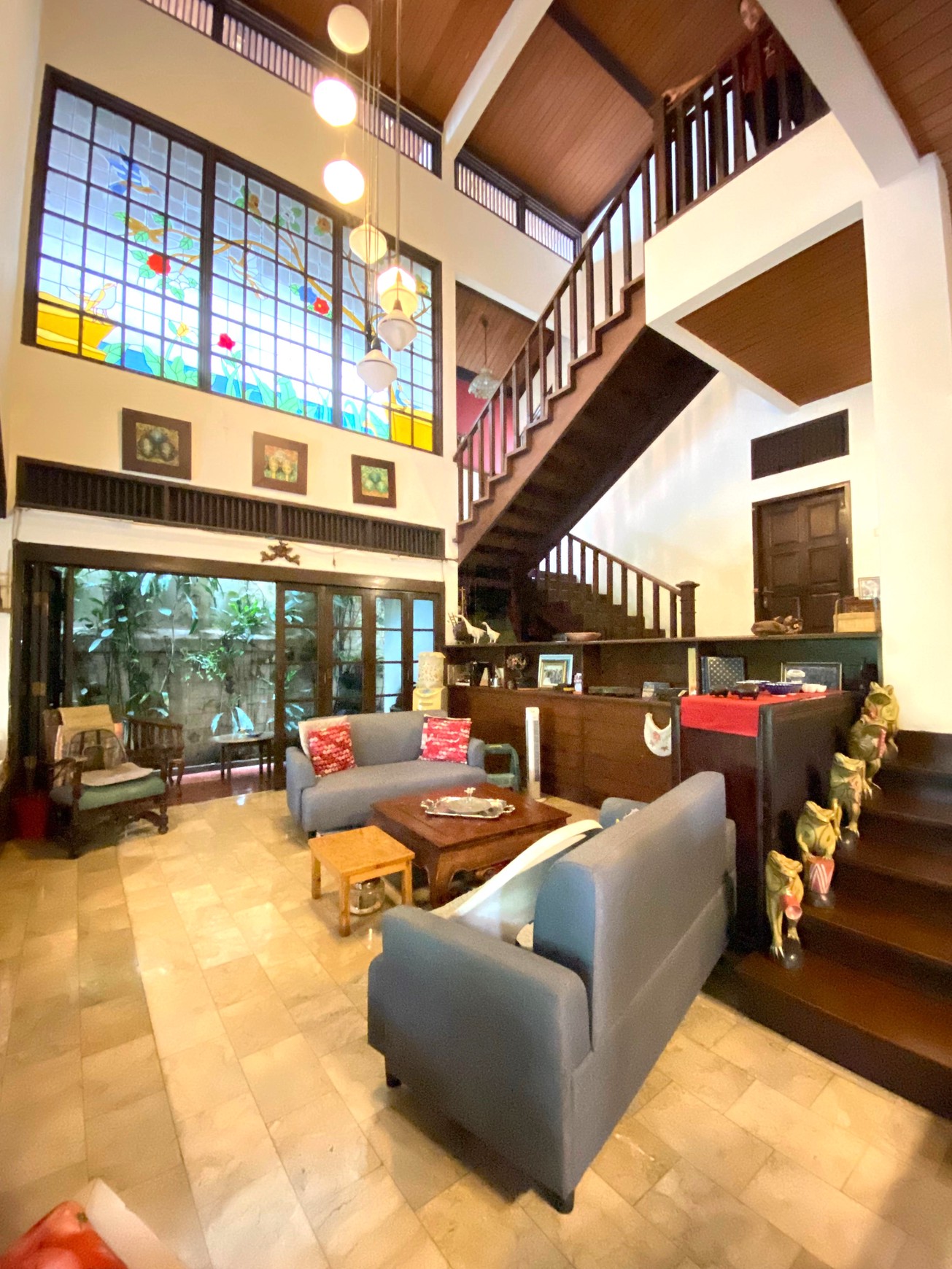 Rumah Nuansa Villa Semi Tropis 2 Lantai Halaman Luas Siap Huni