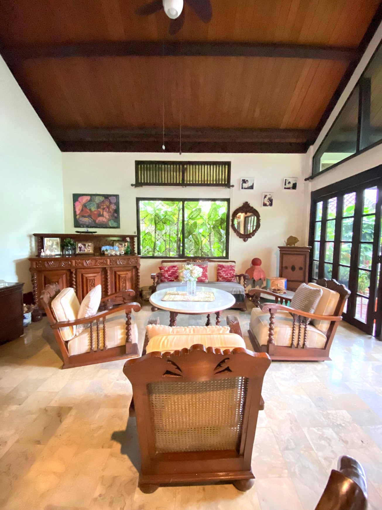 Rumah Nuansa Villa Semi Tropis 2 Lantai Halaman Luas Siap Huni