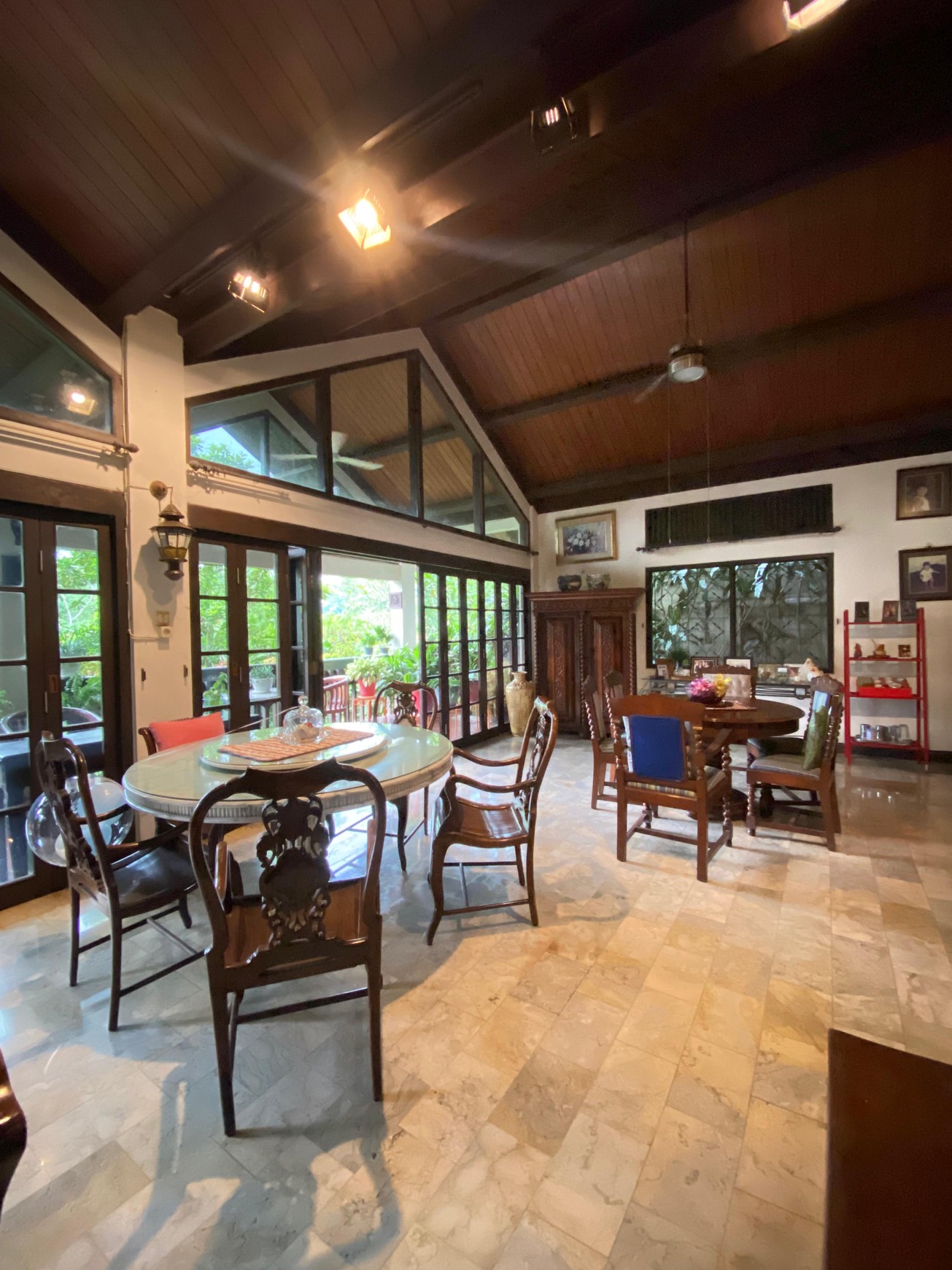 Rumah Nuansa Villa Semi Tropis 2 Lantai Halaman Luas Siap Huni