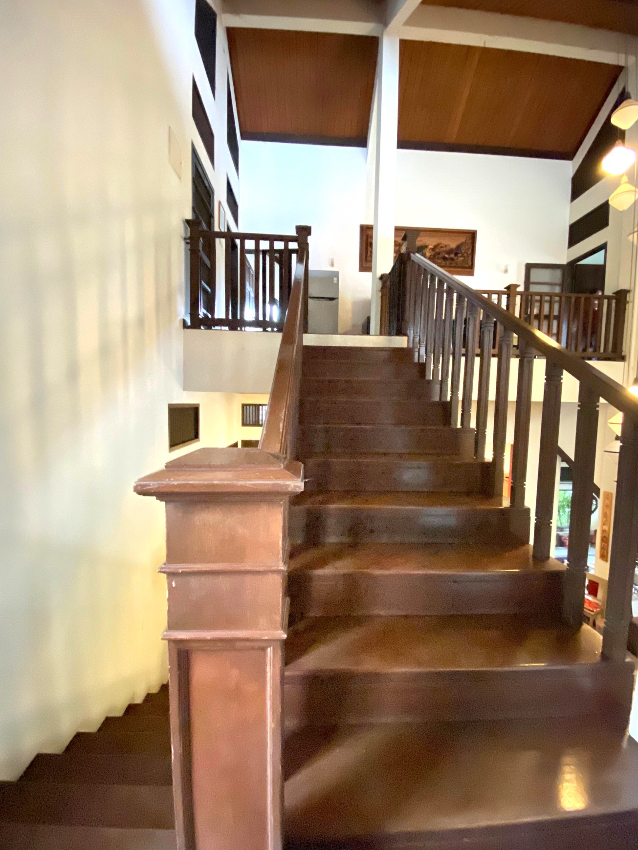 Rumah Nuansa Villa Semi Tropis 2 Lantai Halaman Luas Siap Huni