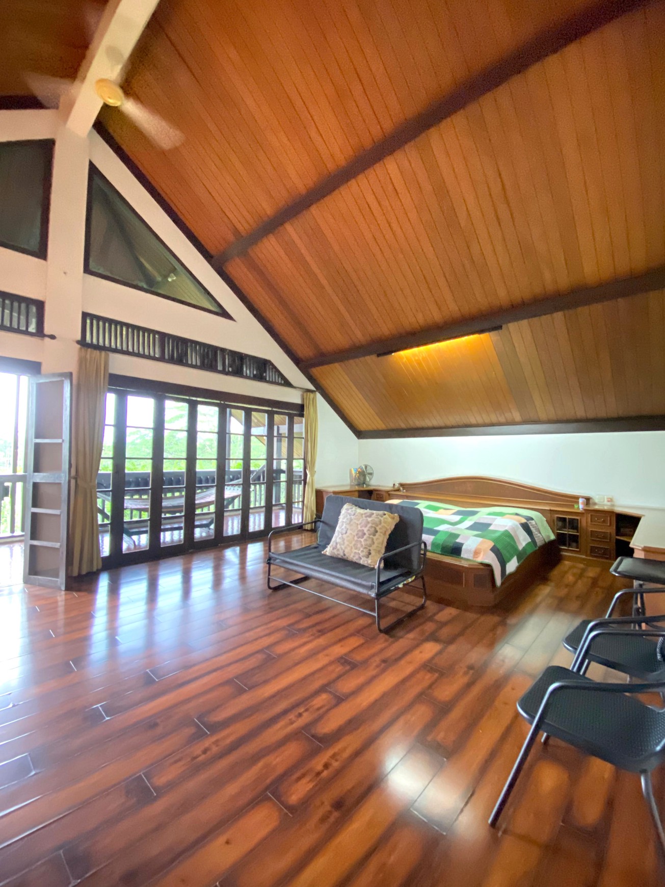 Rumah Nuansa Villa Semi Tropis 2 Lantai Halaman Luas Siap Huni