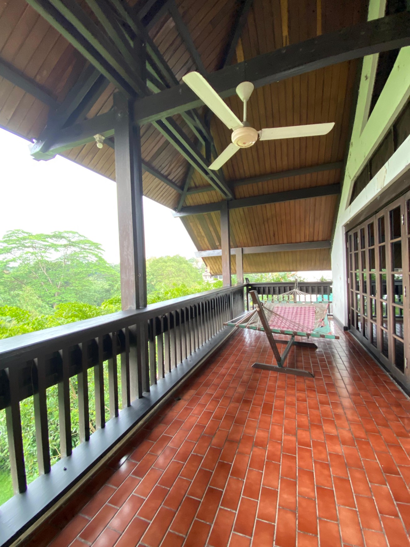 Rumah Nuansa Villa Semi Tropis 2 Lantai Halaman Luas Siap Huni