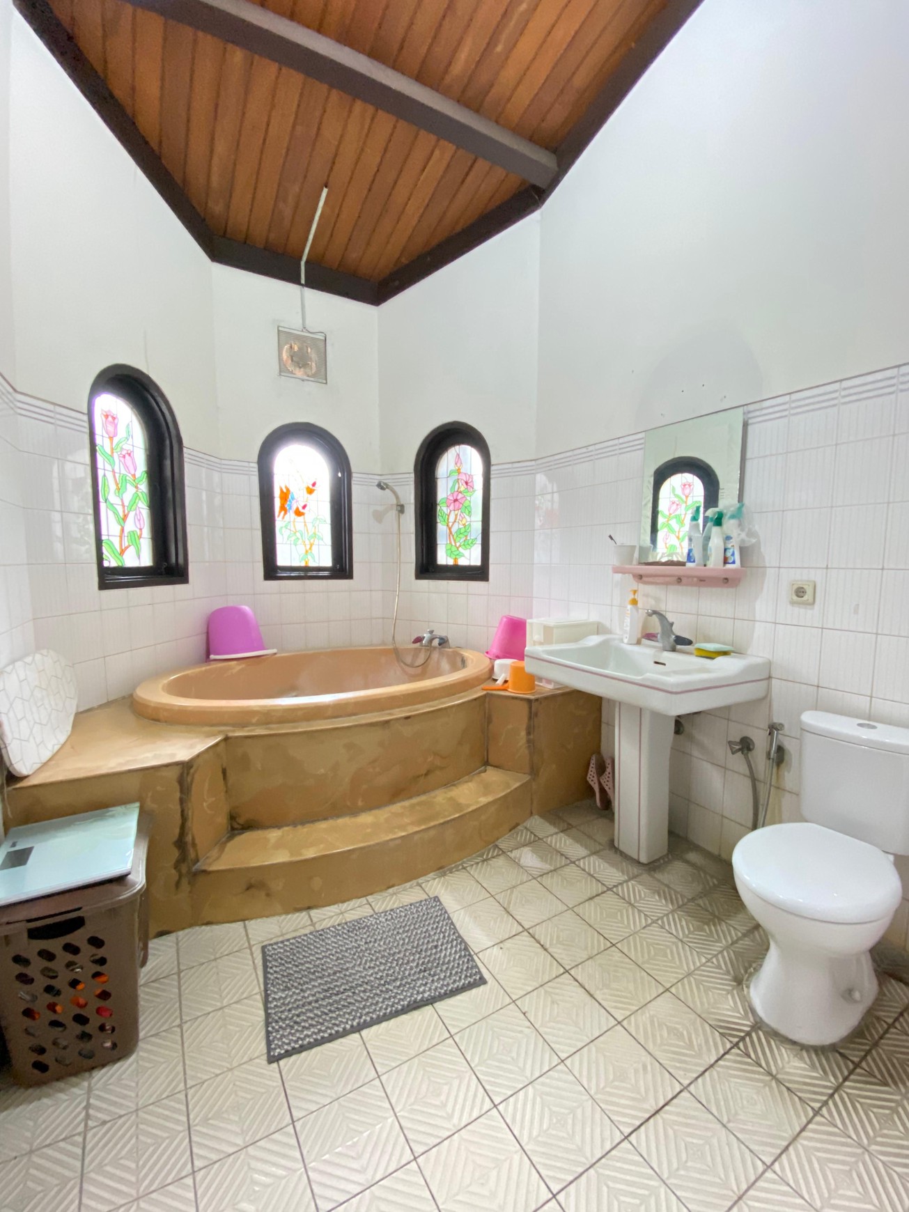 Rumah Nuansa Villa Semi Tropis 2 Lantai Halaman Luas Siap Huni