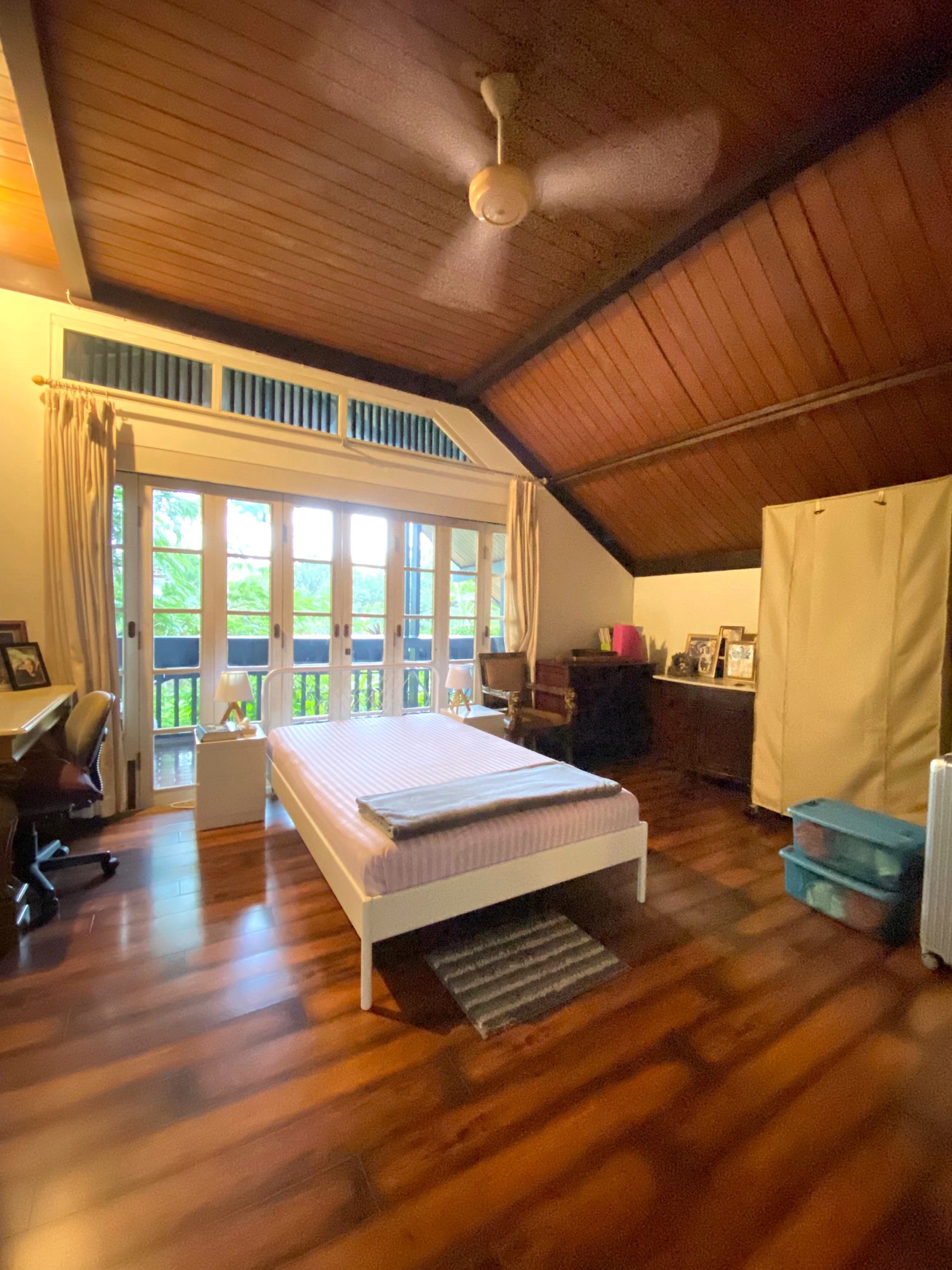 Rumah Nuansa Villa Semi Tropis 2 Lantai Halaman Luas Siap Huni