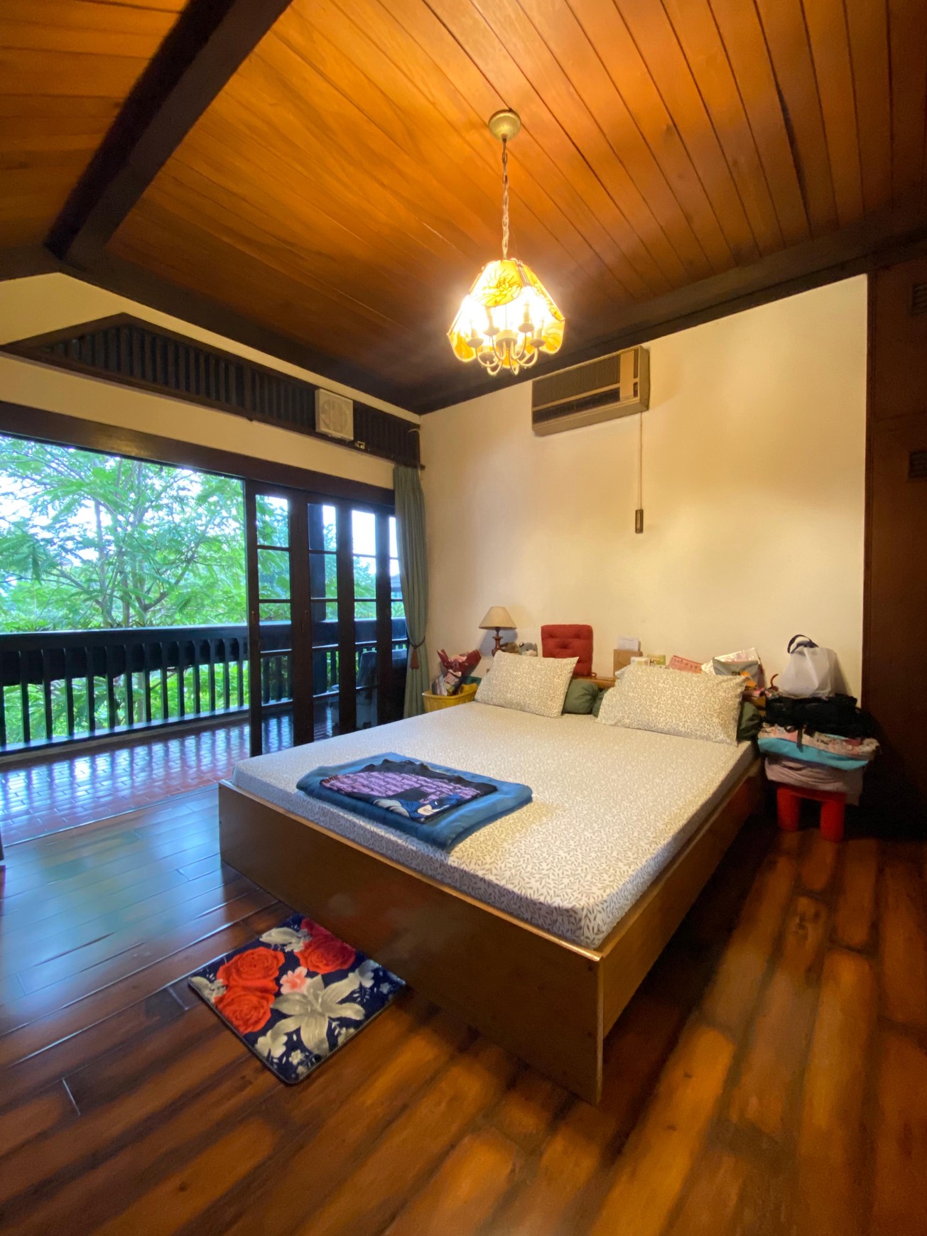 Rumah Nuansa Villa Semi Tropis 2 Lantai Halaman Luas Siap Huni