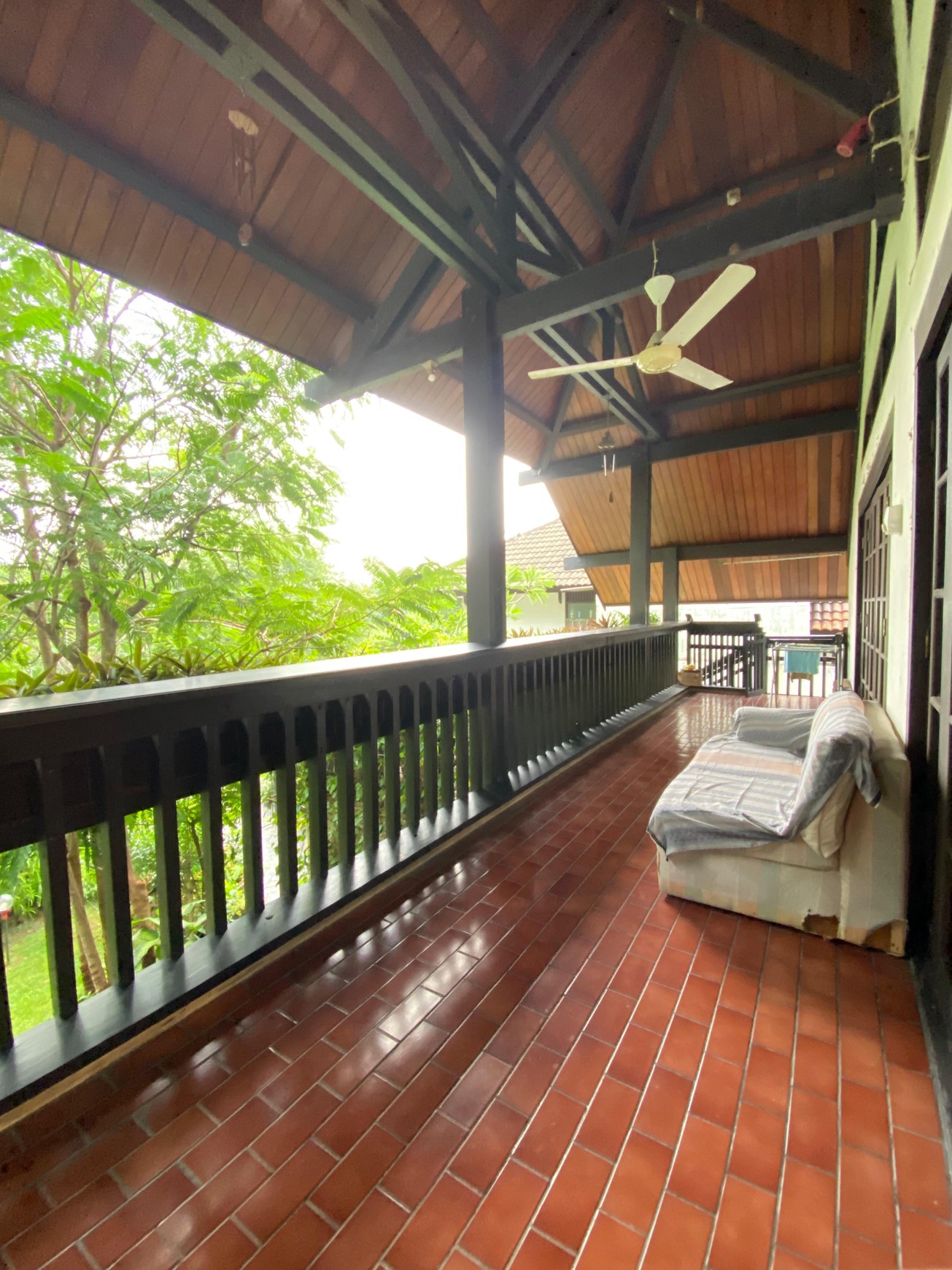 Rumah Nuansa Villa Semi Tropis 2 Lantai Halaman Luas Siap Huni