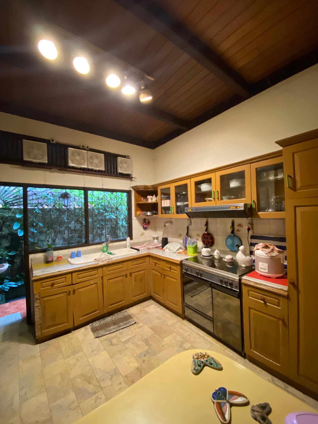 Rumah Nuansa Villa Semi Tropis 2 Lantai Halaman Luas Siap Huni