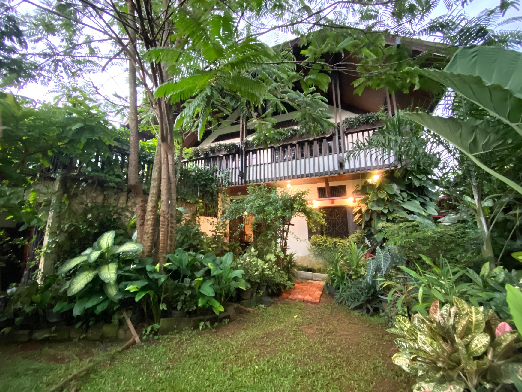 Rumah Nuansa Villa Semi Tropis 2 Lantai Halaman Luas Siap Huni