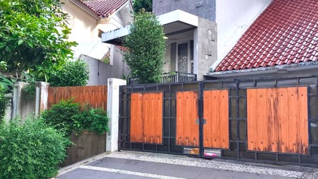 Rumah Modern di Komplek Elite Ceiling Tinggi Harga Terjangkau