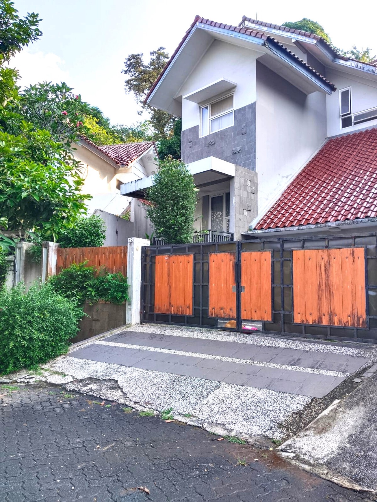 Rumah Modern di Komplek Elite Ceiling Tinggi Harga Terjangkau