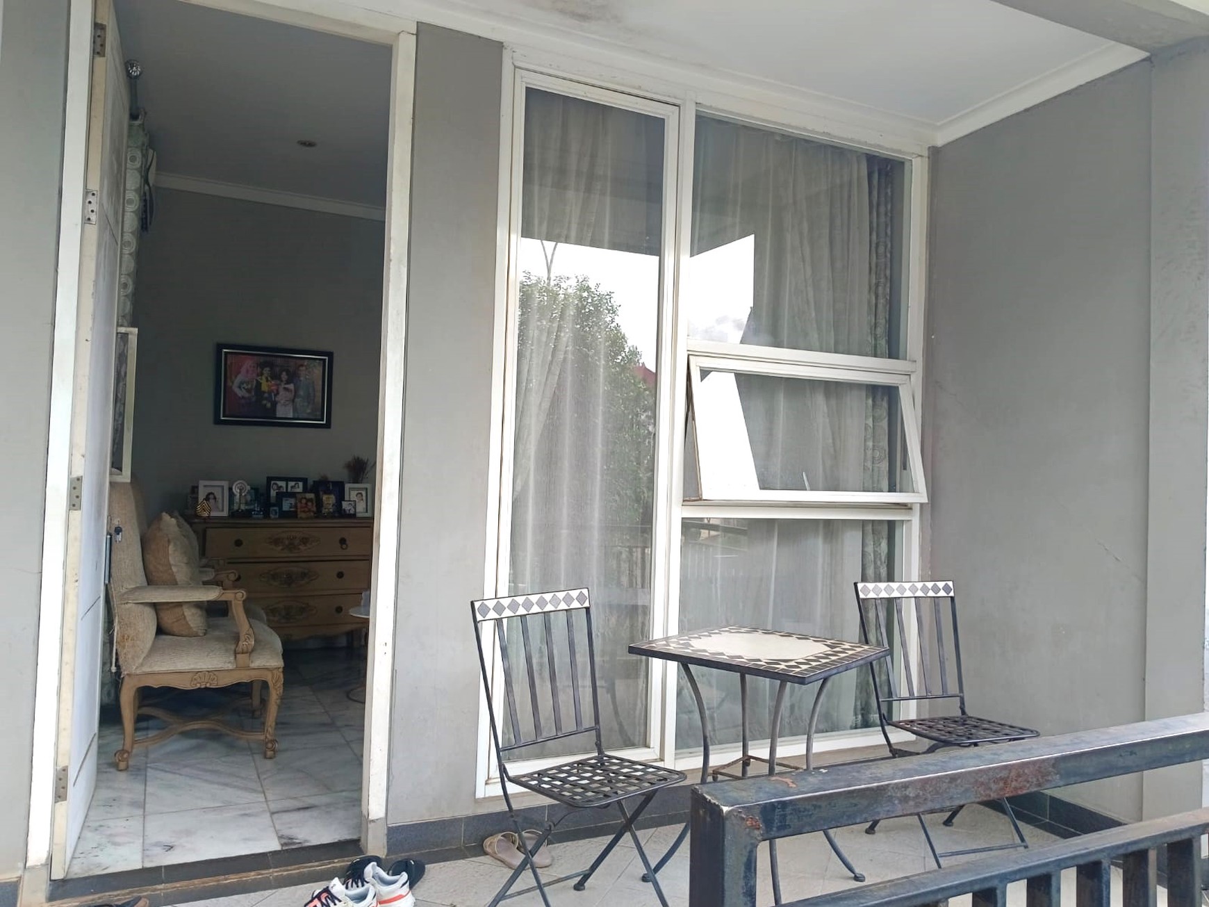 Rumah Modern di Komplek Elite Ceiling Tinggi Harga Terjangkau