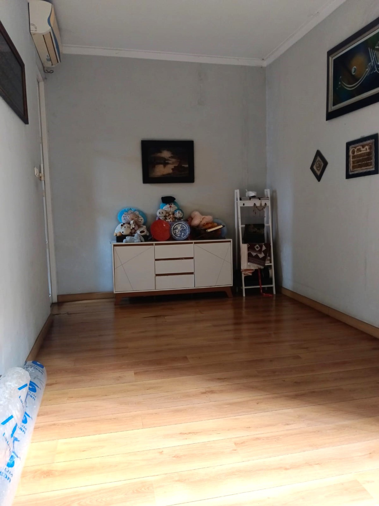 Rumah Modern di Komplek Elite Ceiling Tinggi Harga Terjangkau