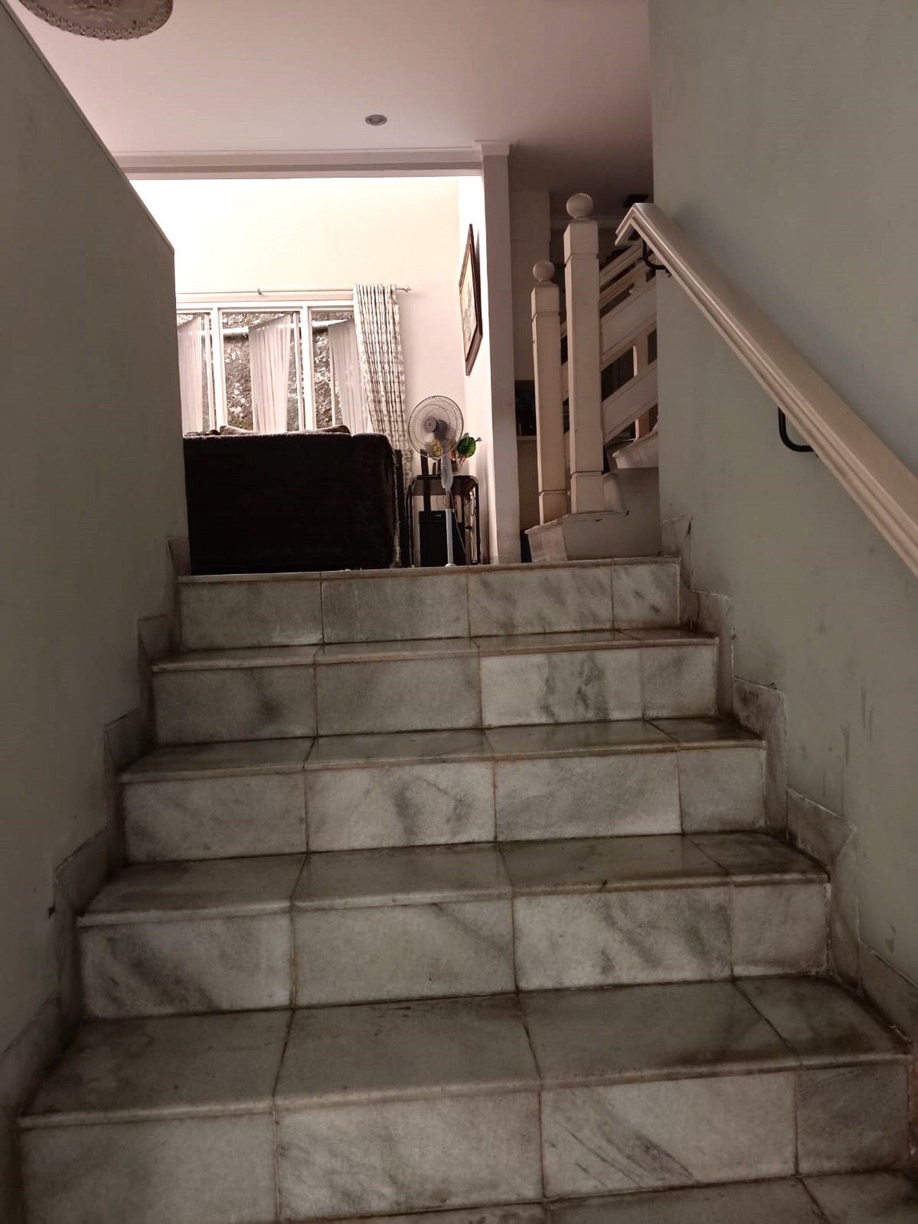 Rumah Modern di Komplek Elite Ceiling Tinggi Harga Terjangkau