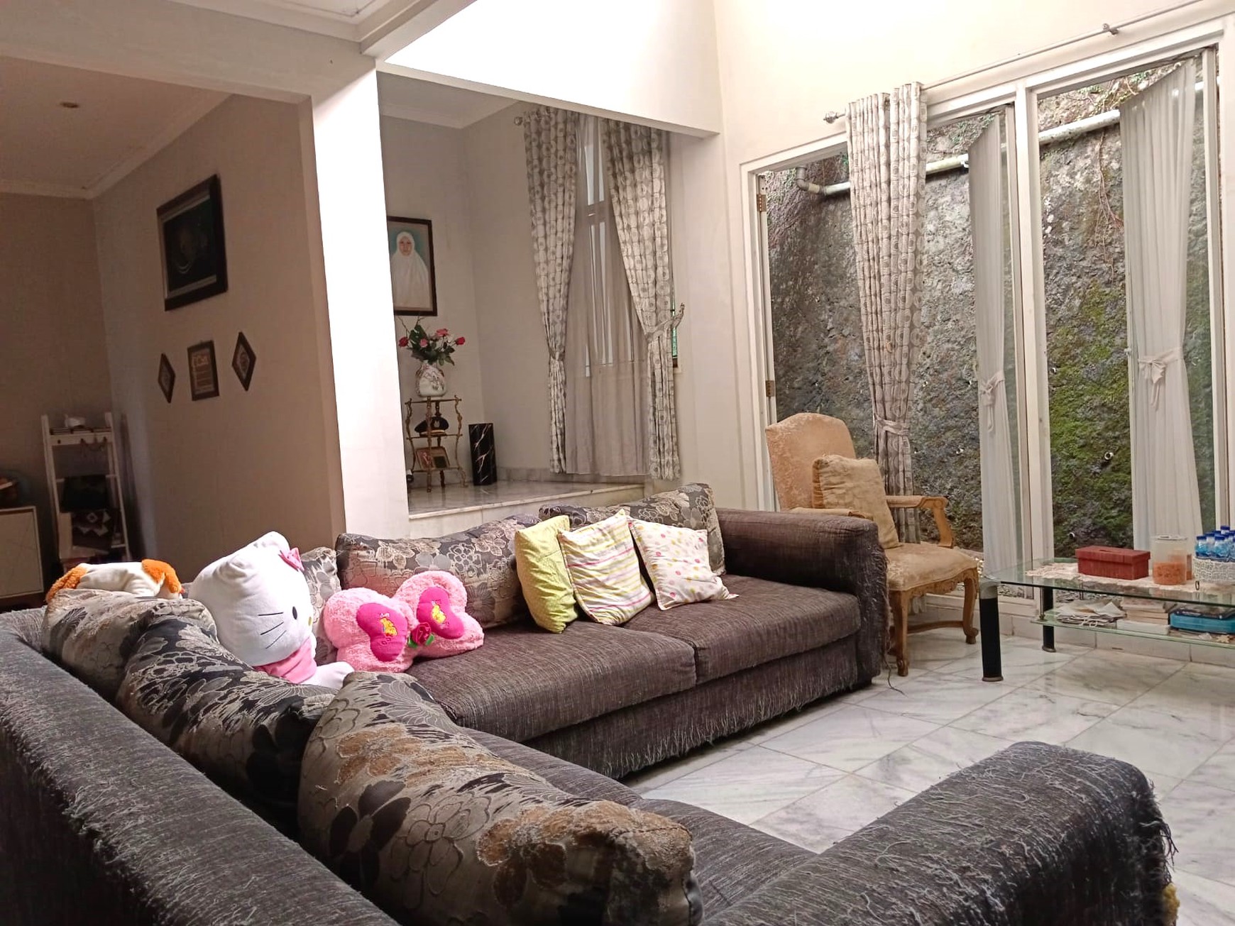 Rumah Modern di Komplek Elite Ceiling Tinggi Harga Terjangkau