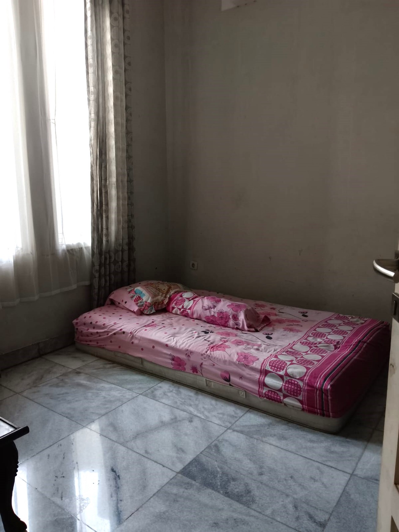 Rumah Modern di Komplek Elite Ceiling Tinggi Harga Terjangkau