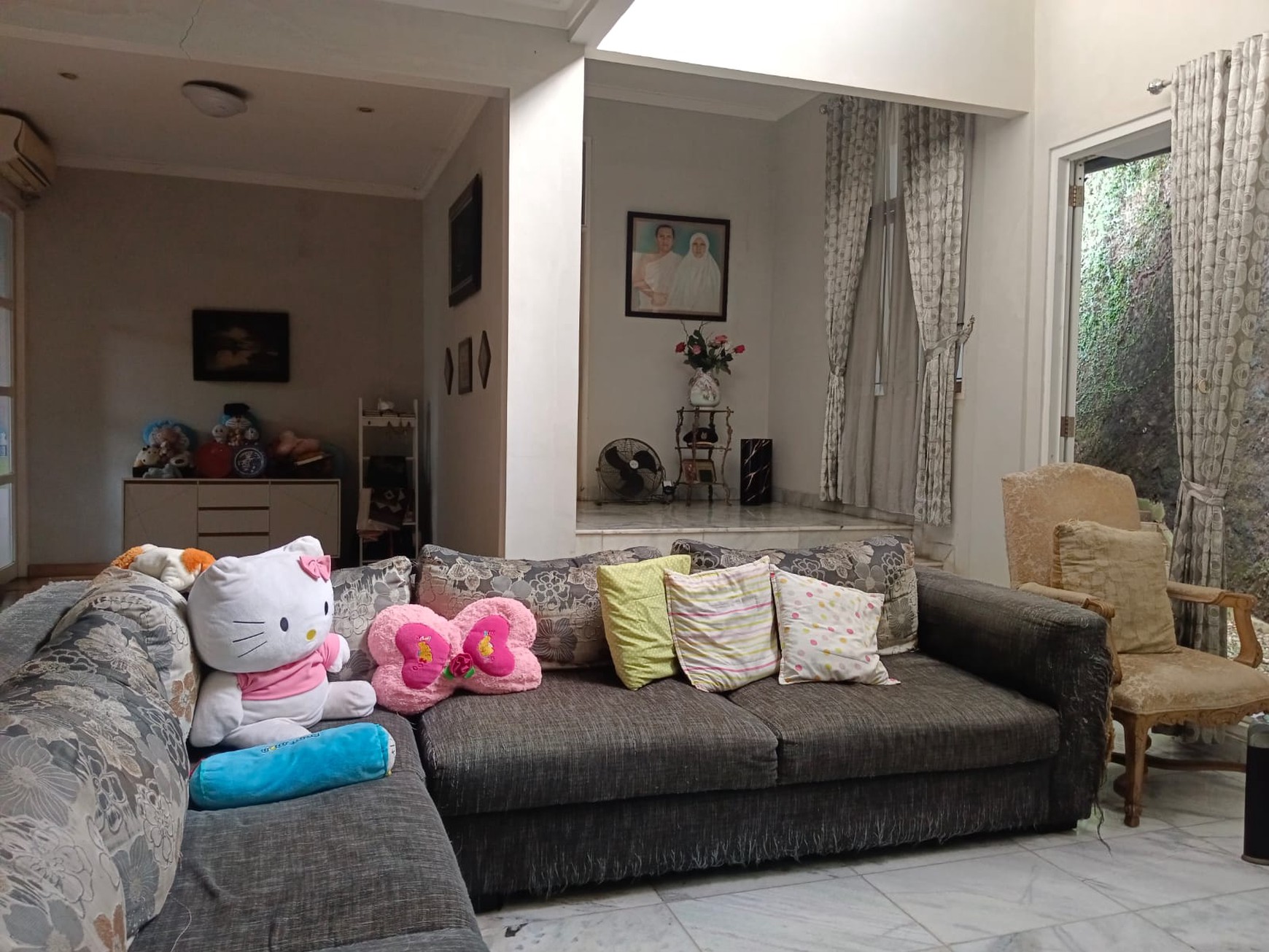 Rumah Modern di Komplek Elite Ceiling Tinggi Harga Terjangkau