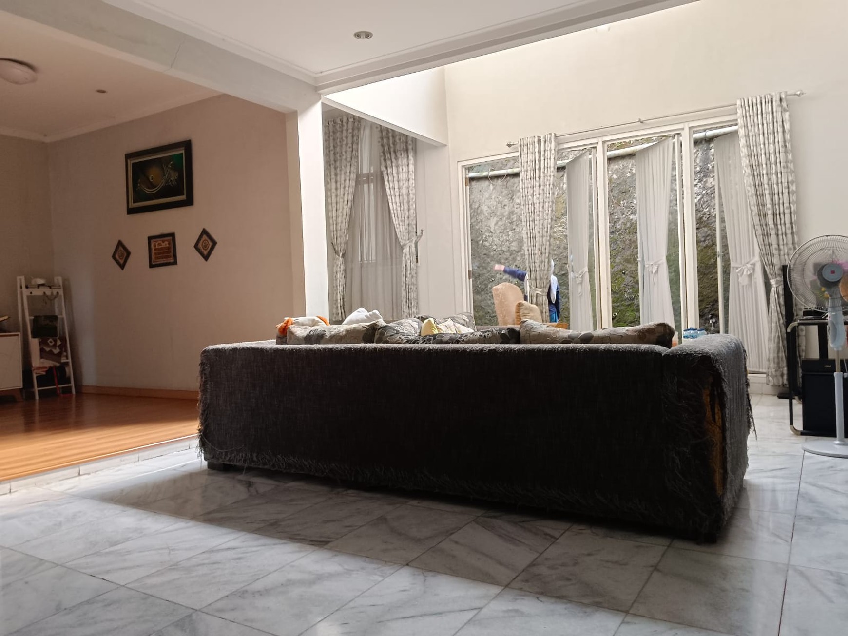 Rumah Modern di Komplek Elite Ceiling Tinggi Harga Terjangkau