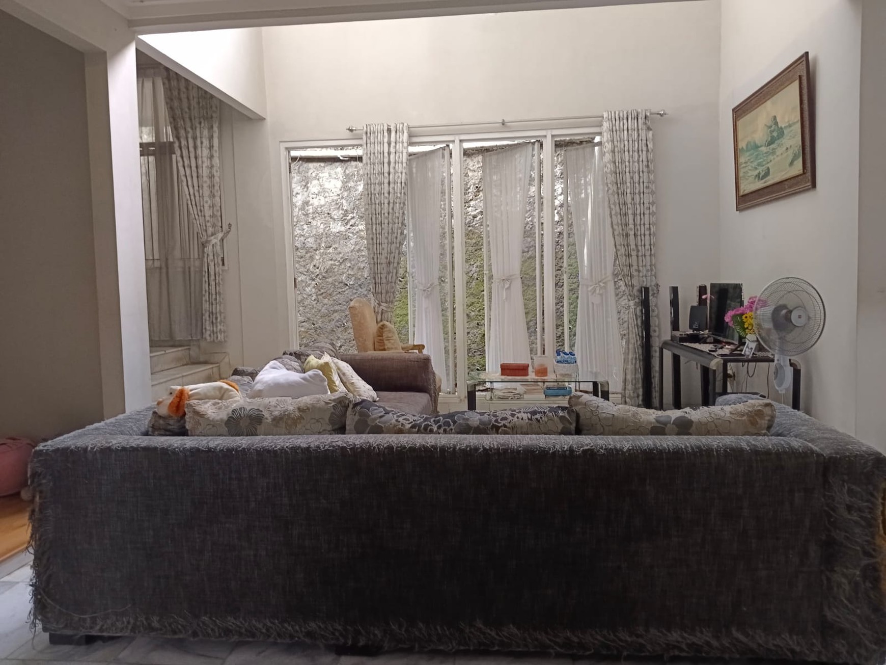 Rumah Modern di Komplek Elite Ceiling Tinggi Harga Terjangkau