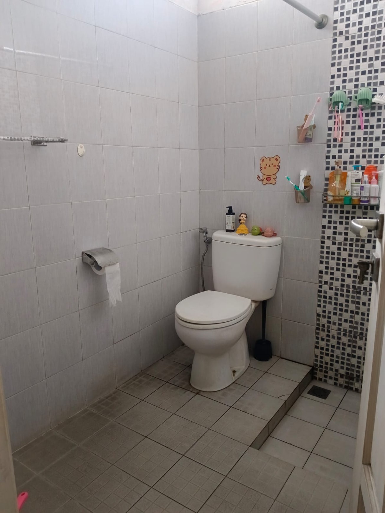 Rumah Modern di Komplek Elite Ceiling Tinggi Harga Terjangkau